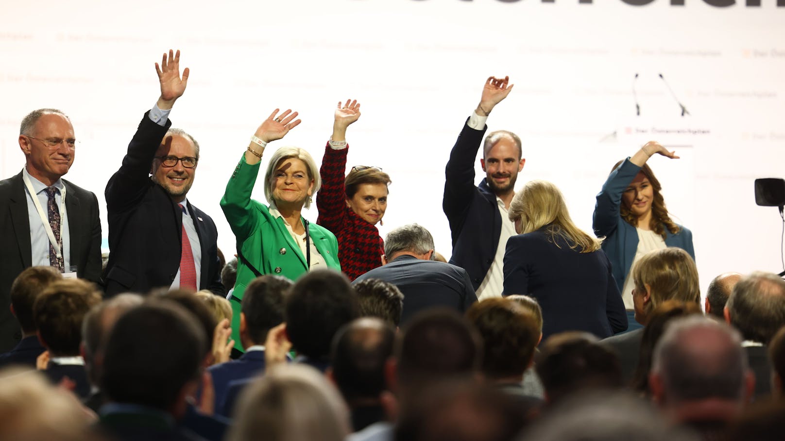 Innenminister Gerhard Karner, Außenminister Alexander Schallenberg, Verteidigungsministerin Klaudia Tanner, Staatssekretärin Susanne Kraus-Winker, Staatssekretär Florian Tursky und Staatssekretärin Claudia Plakolm.