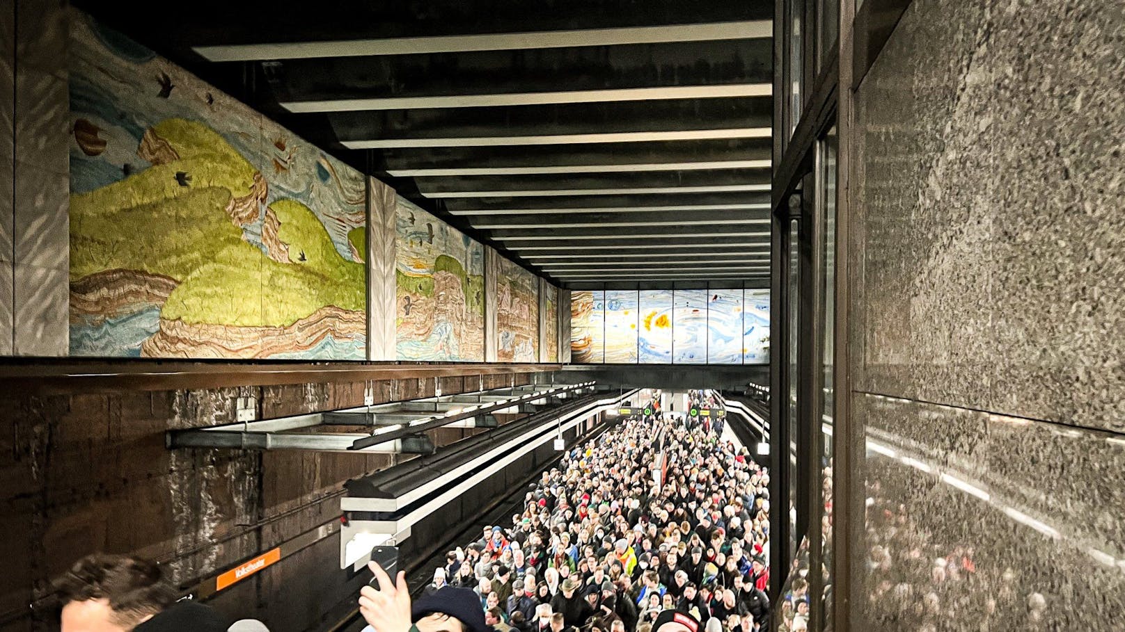 Der Pressesprecher des Wiener Gesundheitsrates Peter Hacker, Mario Dujakovic, fotografierte den derzeitigen Andrang in der U-Bahn Linie U3 (18.00 Uhr)