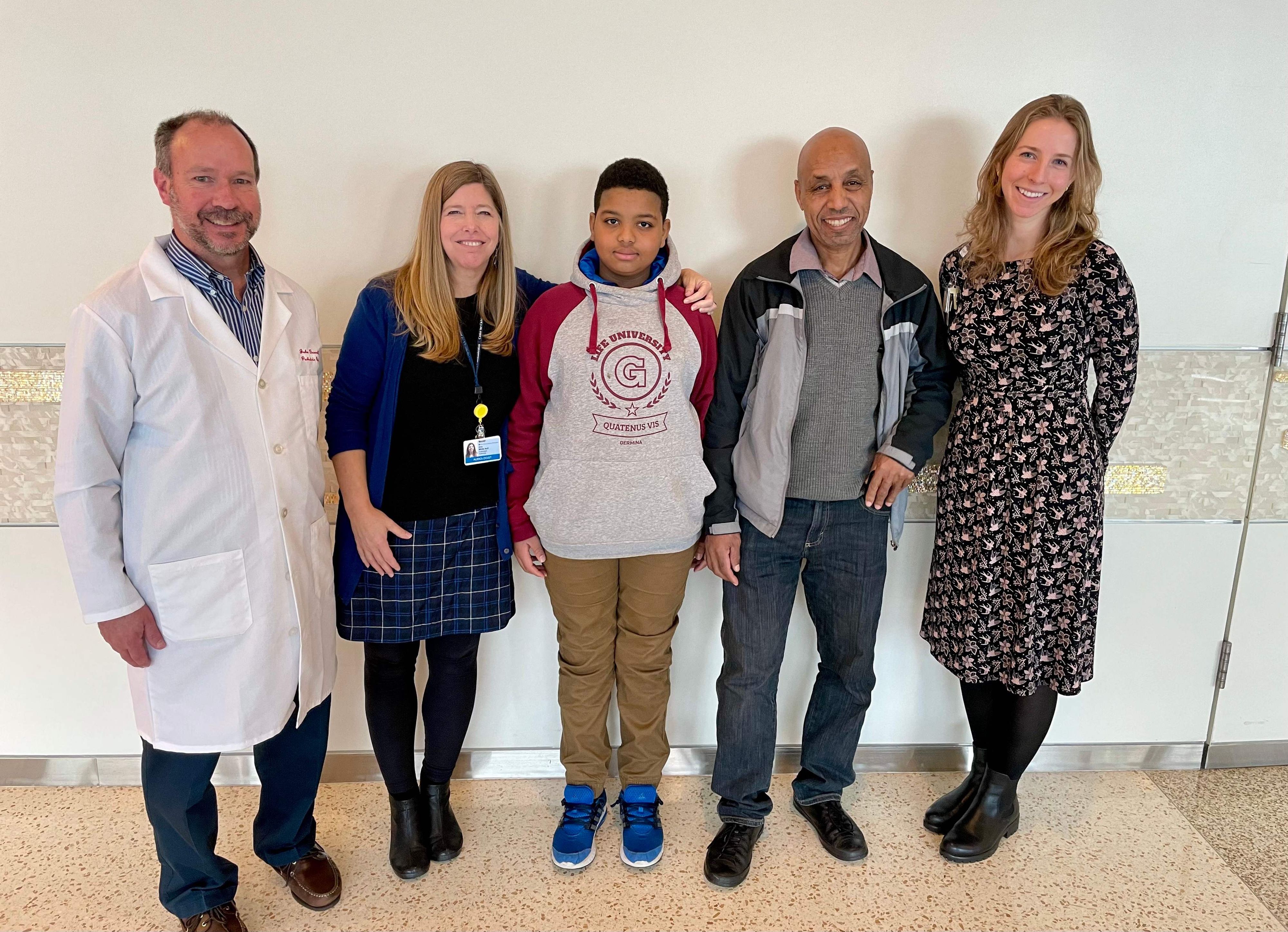 Aissam Dam (Mitte) mit seinem Vater und behandelnden Ärzten.