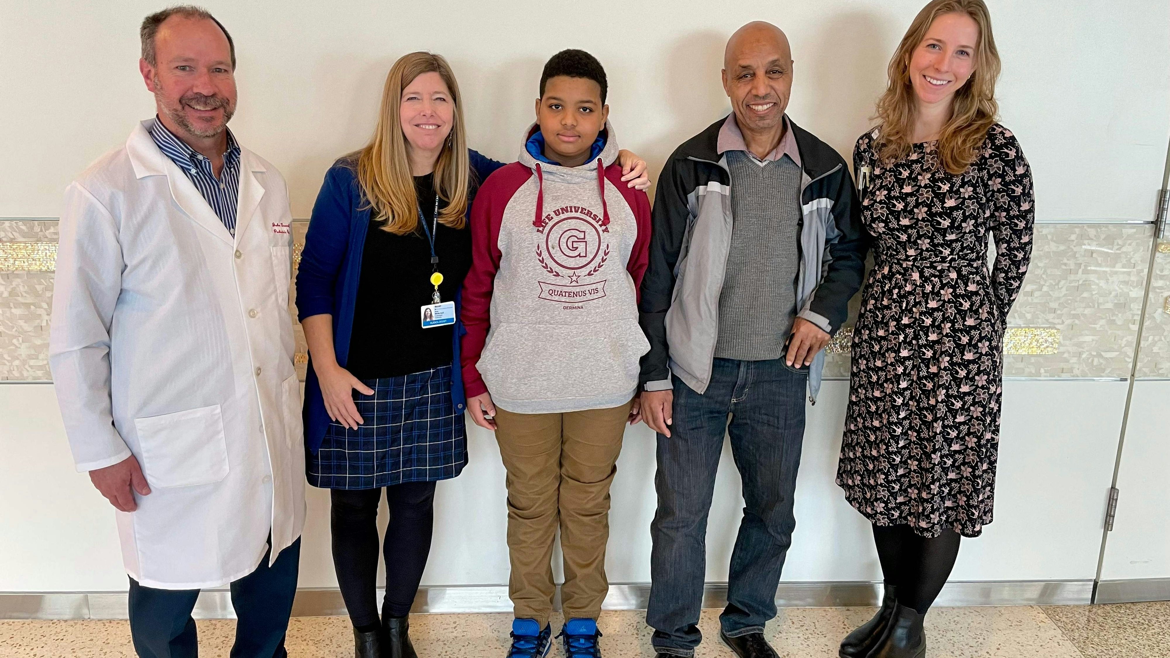 Download von www.picturedesk.com am 26.01.2024 (14:10).  *** SERVICEBILD *** In this handout photo provided by Childrens Hospital of Philadelphia on January 23, 2024, (L-R) John A. Germiller, MD, PhD, an attending surgeon and Director of Clinical Research in the Division of Otolaryngology at Children's Hospital of Philadelphia, Amy White, AuD, CCC-A, audiologist at Children's Hospital of Philadelphia, Aissam Dam, 11-year-old patient who received the gene therapy treatment, Youssef Dam, Aissams father, and Jenna Duerr AuD, CCC-A, an audiologist at Children's Hospital of Philadelphia, pose for a picture. An 11-year-old boy is hearing for the first time in his life after receiving a breakthrough gene therapy The Children's Hospital of Philadelphia (CHOP) which carried out the treatment -- a first in the United States -- said in a statement January 23, 2024 the milestone represents hope for patients around the world with hearing loss caused by genetic mutations. (Photo by Handout / Children's Hospital of Philadelphia / AFP) / RESTRICTED TO EDITORIAL USE - MANDATORY CREDIT "AFP PHOTO / Childrens Hospital of Philadelphia" - NO MARKETING - NO ADVERTISING CAMPAIGNS - DISTRIBUTED AS A SERVICE TO CLIENTS / TO GO WITH AFP STORY BY Issam Ahmed "Boy cured of deafness thanks to breakthrough gene treatment" - 20240123_PD13398 - Rechteinfo: Servicebild (SB) Bei diesem Bild ist PictureDesk ausschlieÃlich technischer Dienstleister und stellt eine technische BearbeitungsgebÃ¼hr in Rechnung. PictureDesk ist weder Urheber noch Rechteinhaber. Die Nutzung liegt in alleiniger Verantwortung des Kunden. Nur fÃ¼r redaktionelle Nutzung! Werbliche Nutzung erfordert Freigabe: bitte schicken Sie uns eine Anfrage.