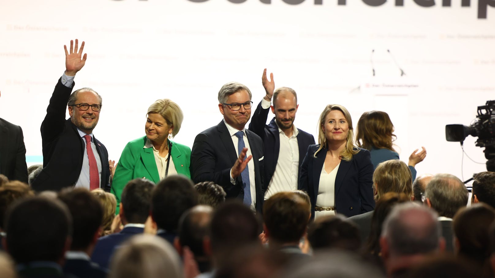 Schallenberg, Tanner, Finanzminister Magnus Brunner, Tursky, Frauenministerin Susanne Raab und Plakolm.