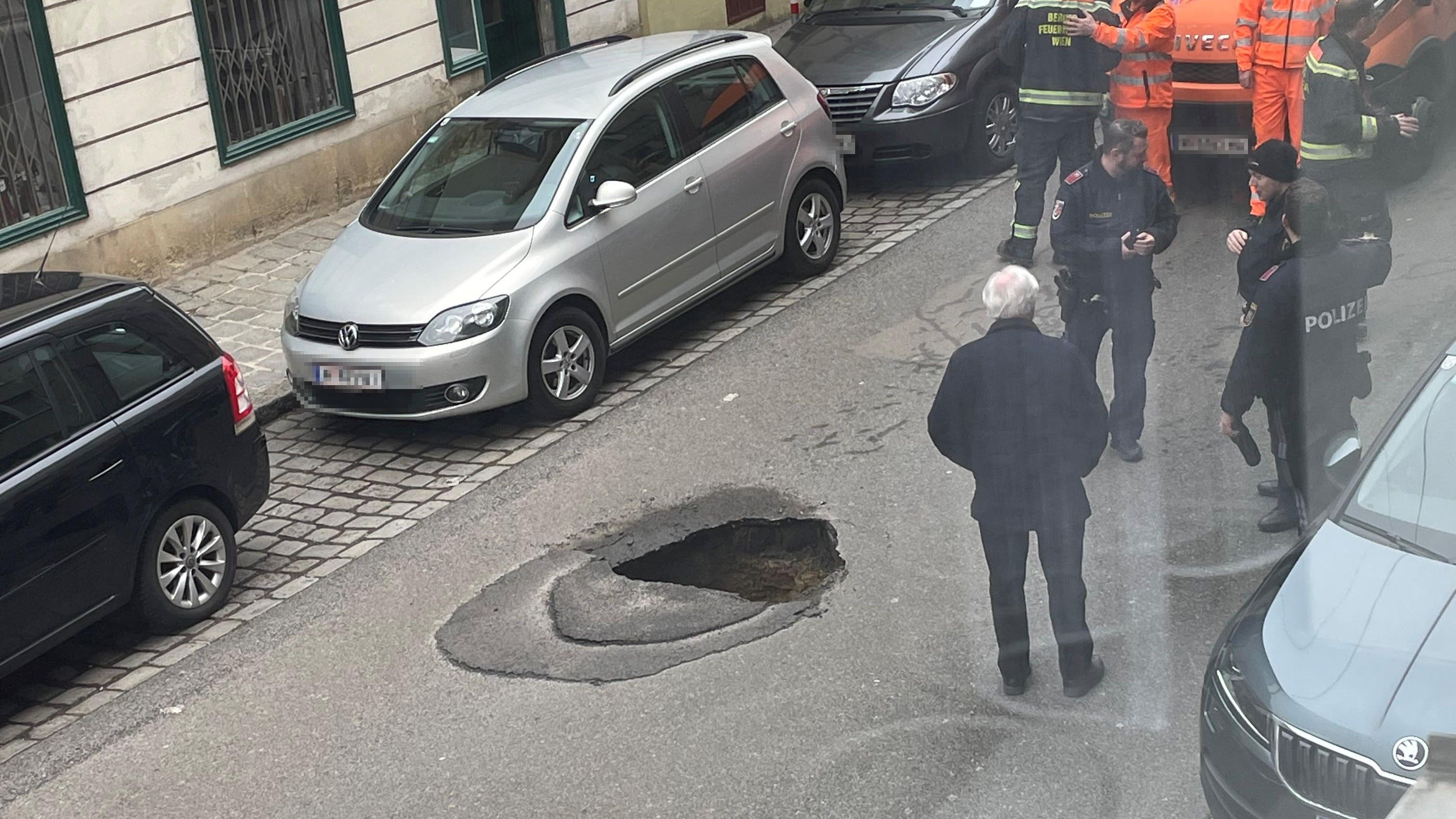 In der Bennogasse herrschte Verwunderung über das Loch.