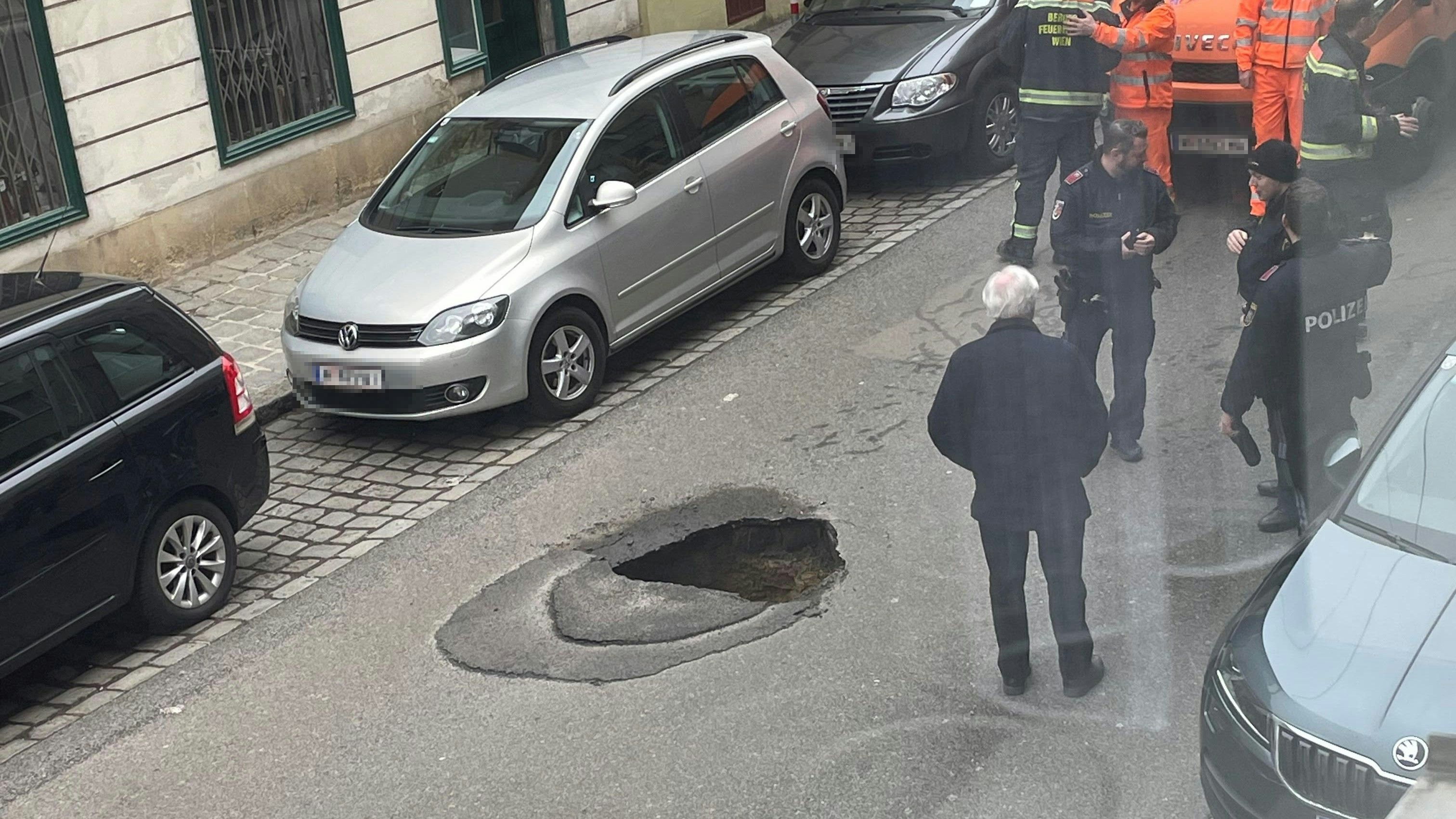 Schwarzes Loch in Straße