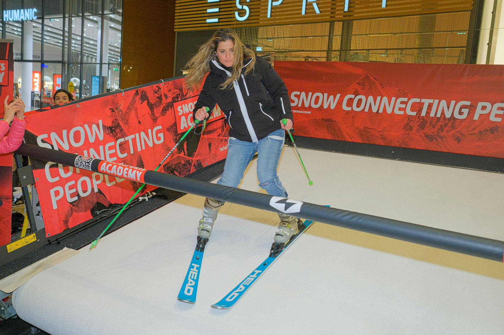 Selbst für den Profi nicht leicht: Lizz Görgl auf der SkiMachine.