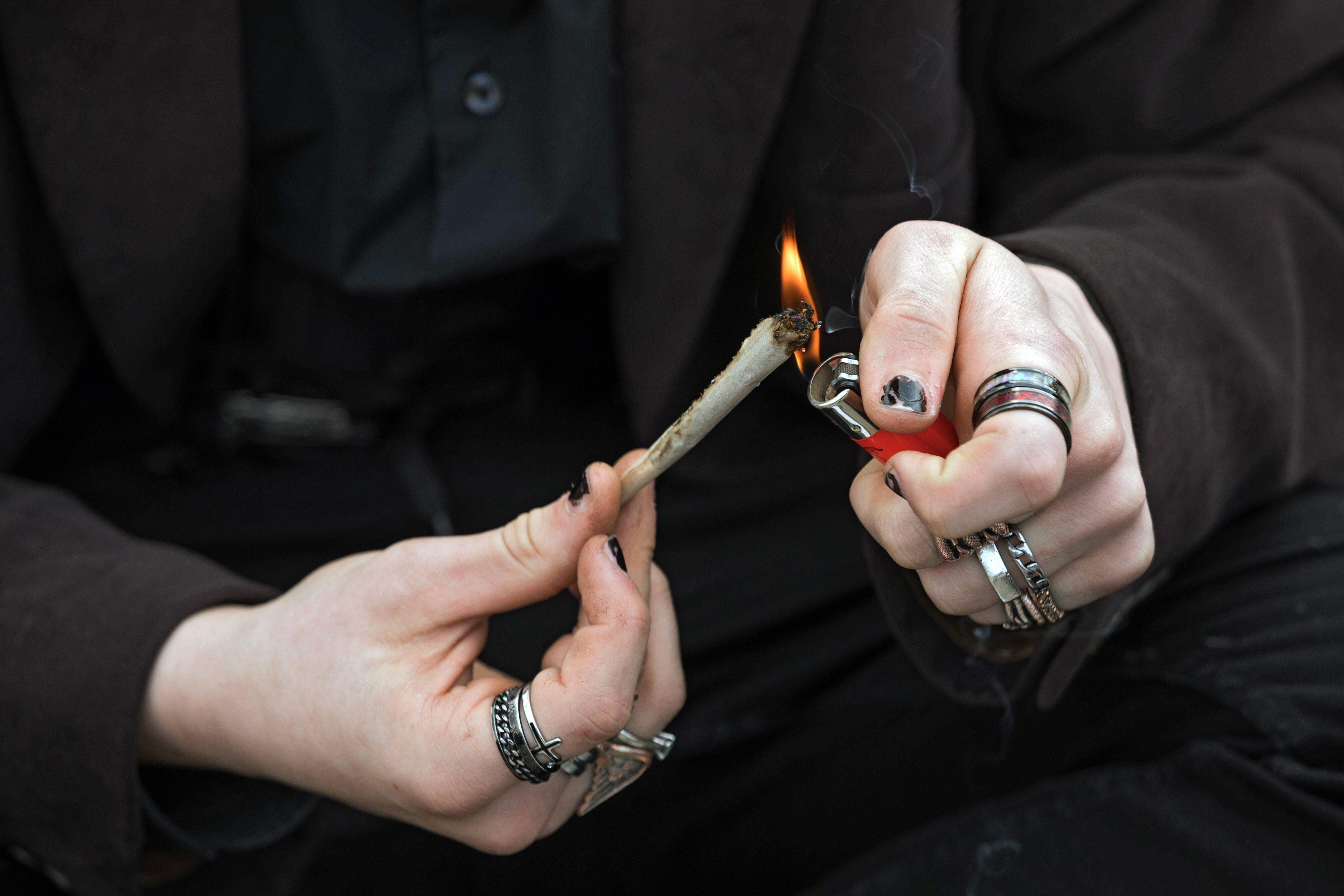 Der Konsum von THC und anderen psychoaktiven Stoffen im Straßenverkehr gilt als besonders gefährlich, da die Reaktionszeit um einige wichtige Sekunden nachlässt.