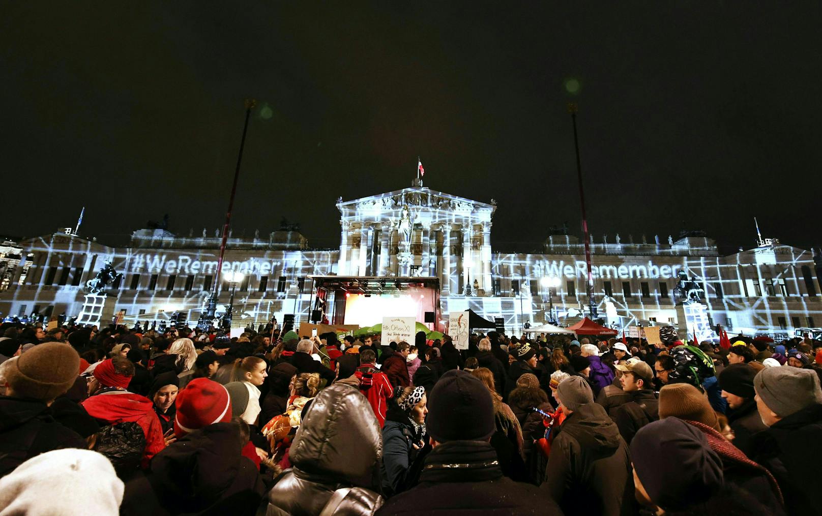 Unter dem Motto "Demokratie verteidigen" luden zahlreiche Organisationen zur Großdemo gegen Rechtsextremismus. 