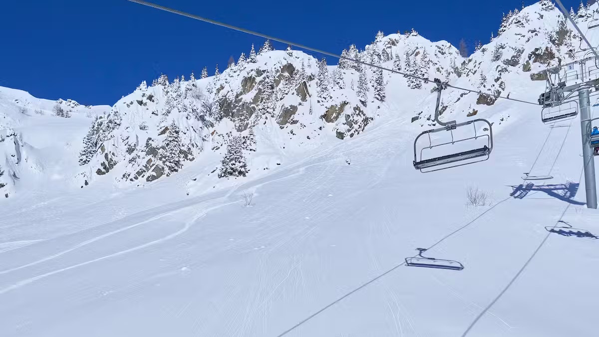 Zwei Frauen stürzten aus einem Sessellift rund sieben Meter in die Tiefe. Eine 83-Jährige kam dabei ums Leben.
