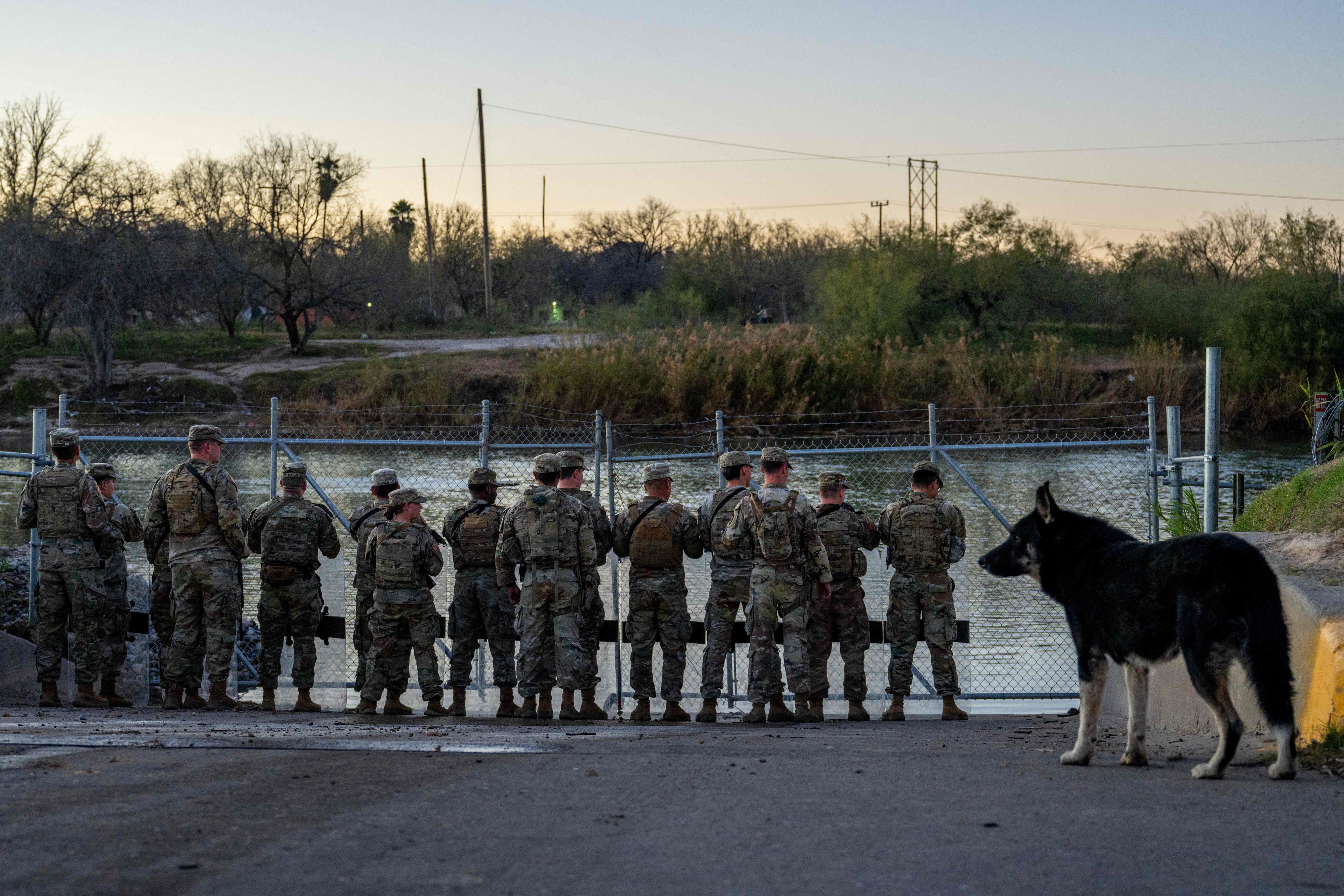 Soldaten der Nationalgarde am Rio Grande.