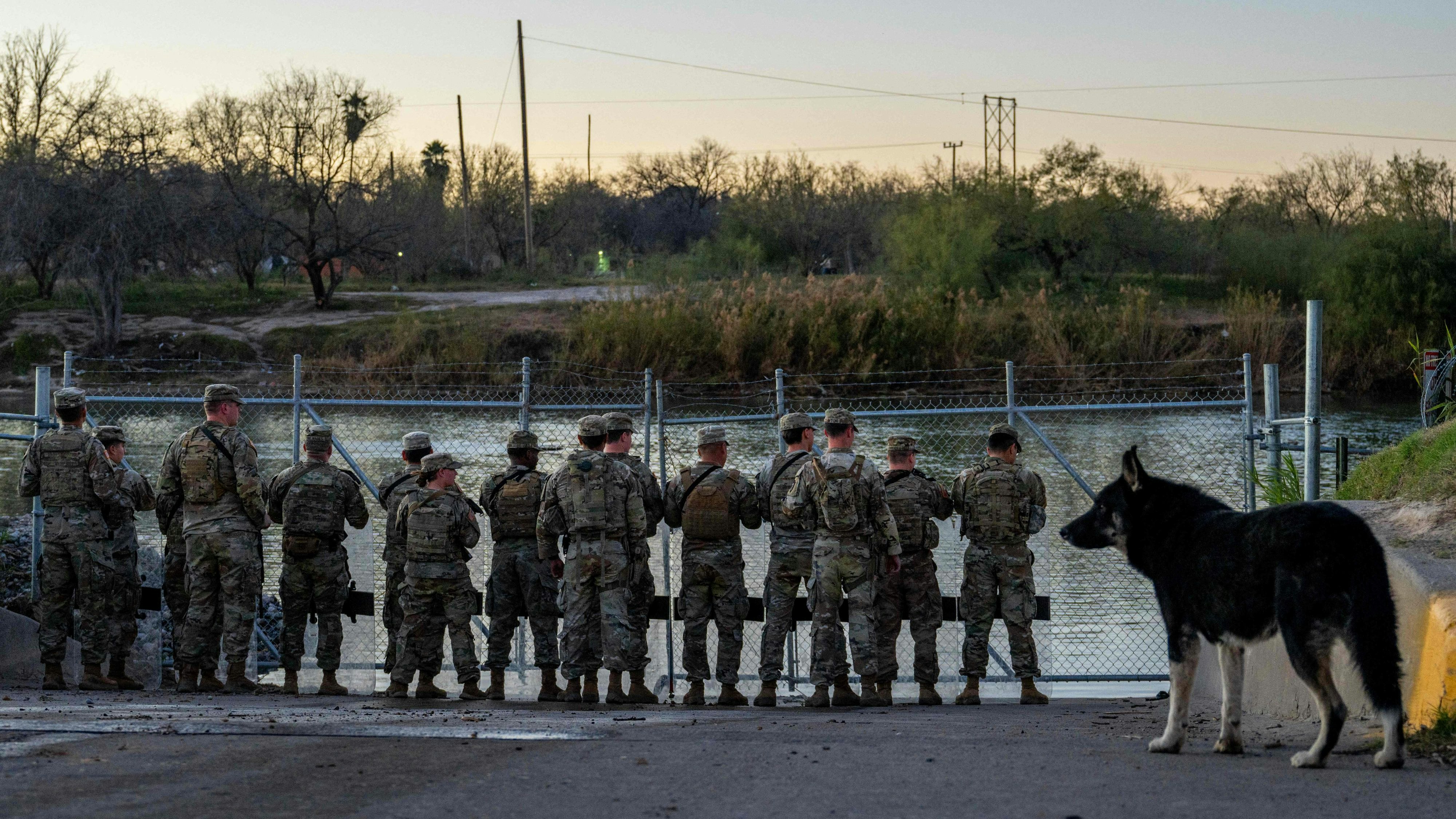 Soldaten der Nationalgarde am Rio Grande.