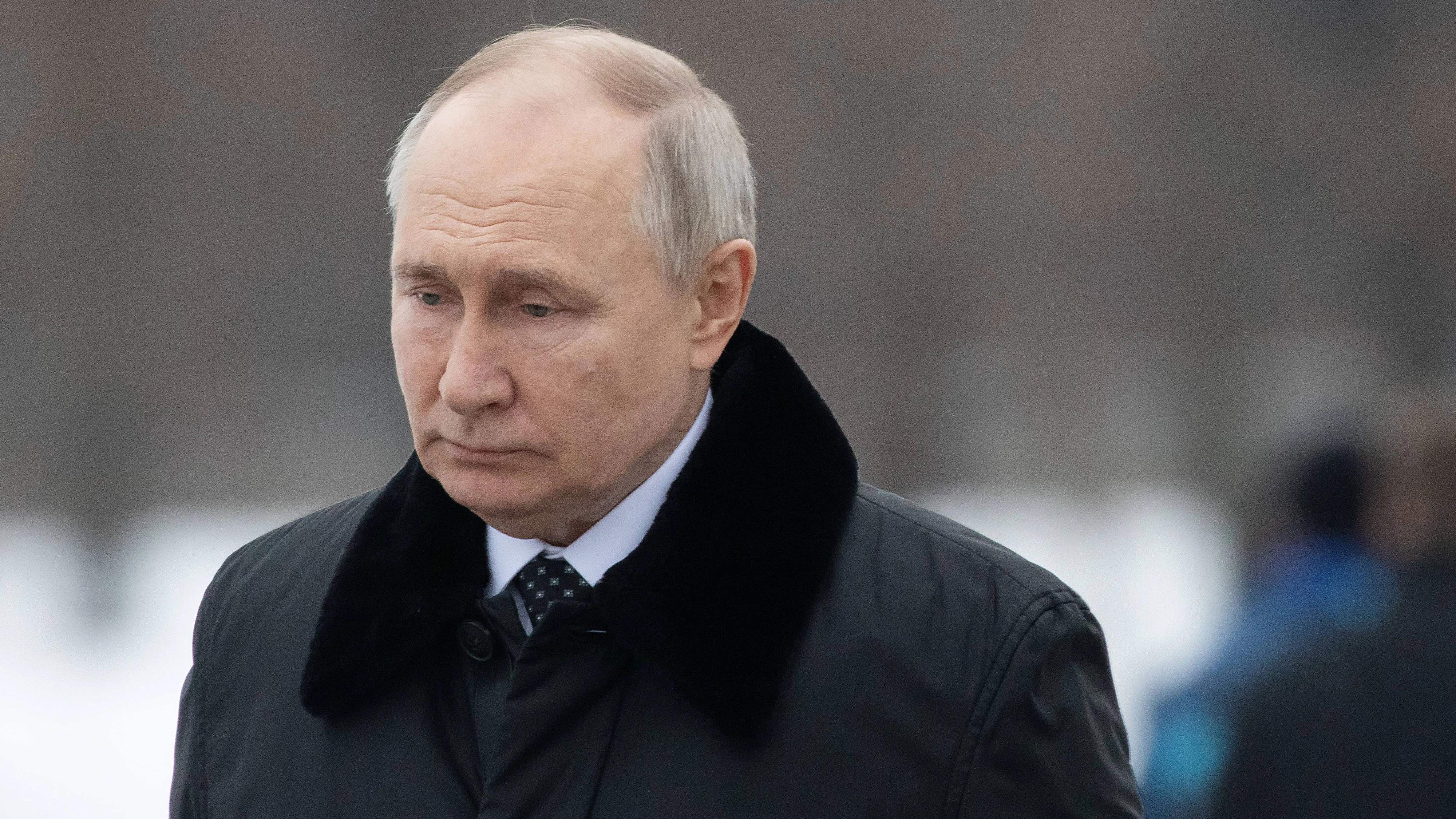 Wladimir Putin bei der Enthüllung des Denkmals in St. Petersburg.