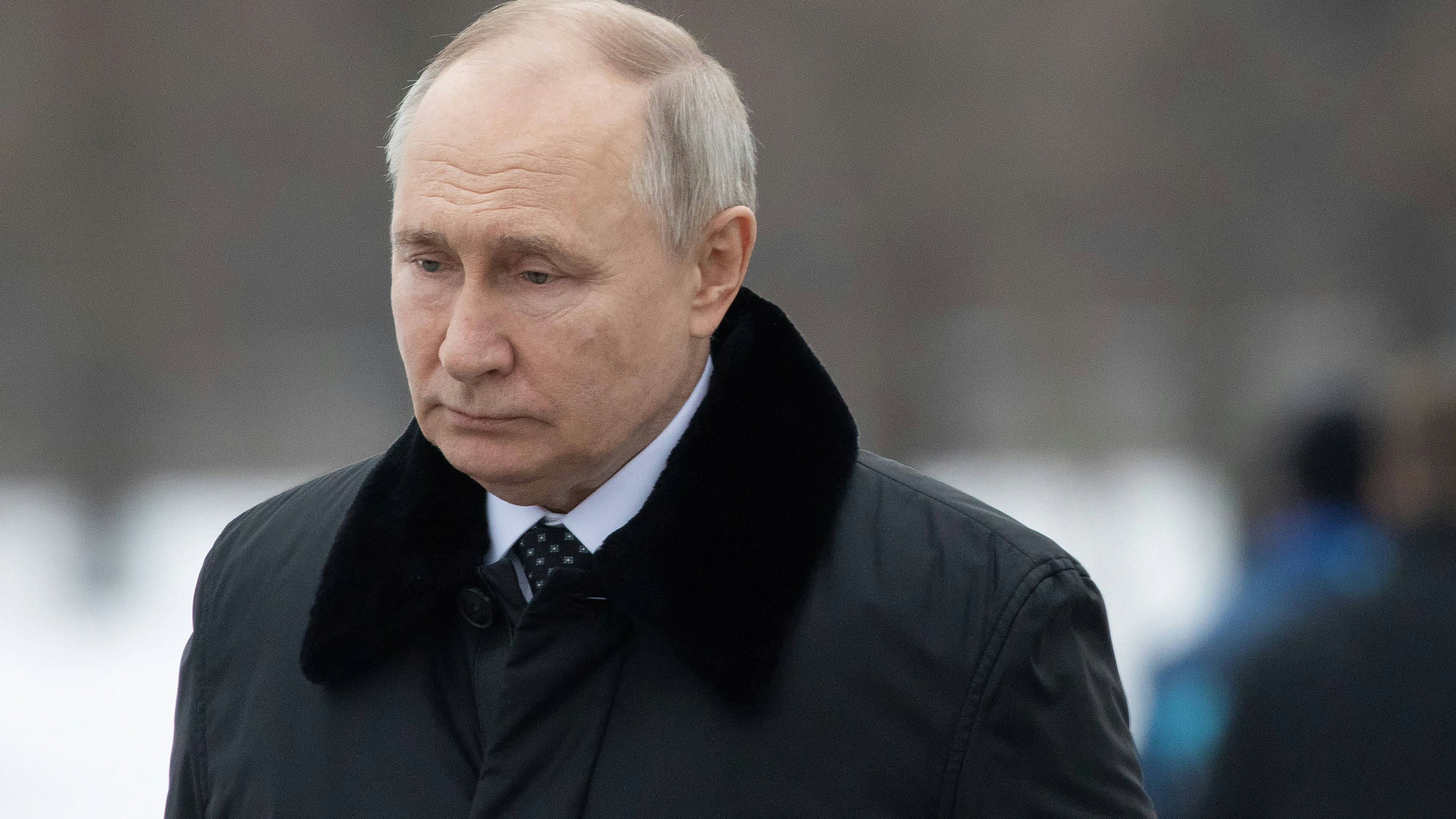 Wladimir Putin bei der Enthüllung des Denkmals in St. Petersburg.