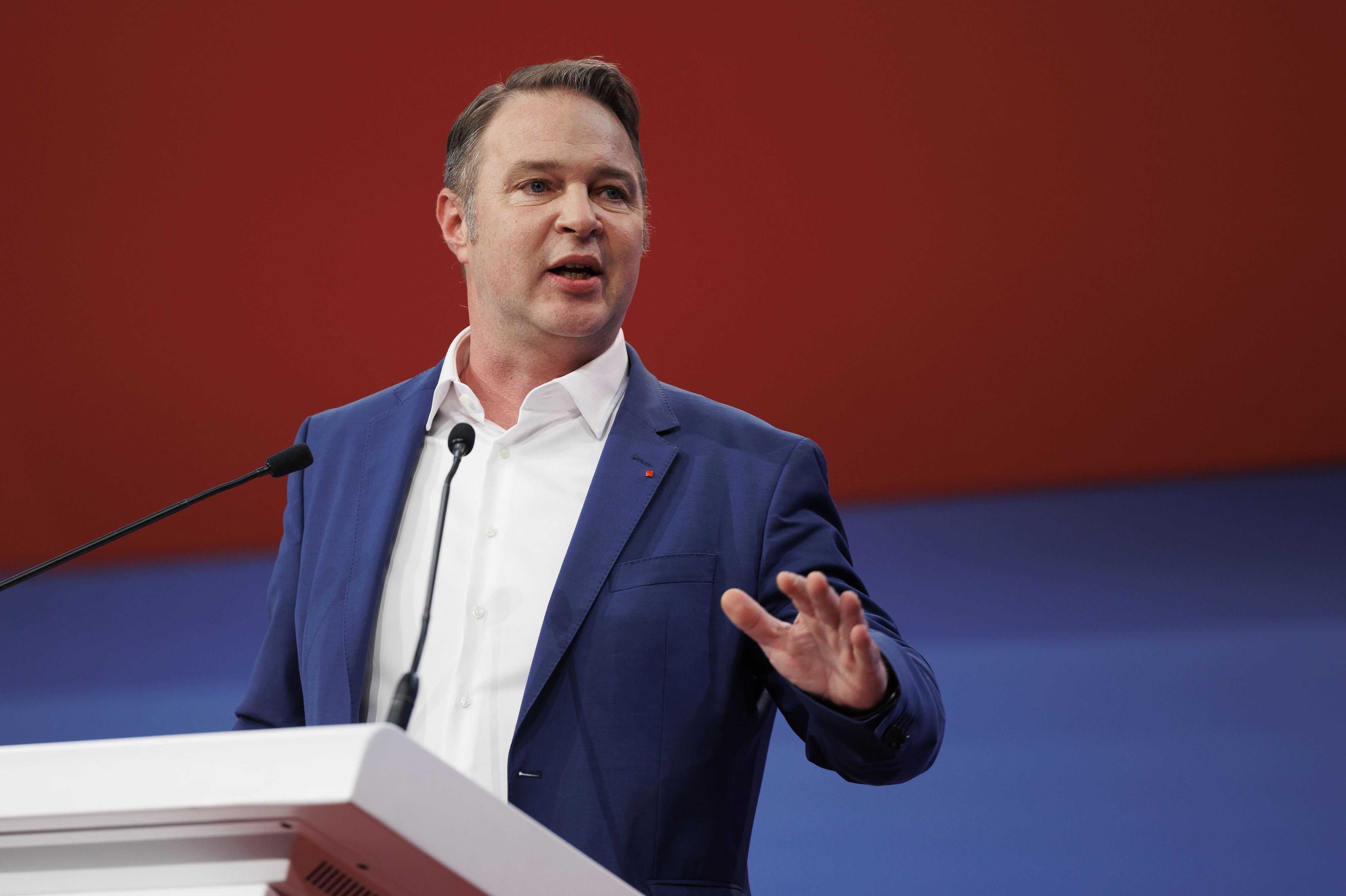 SPÖ-Chef Babler will höhere Gebühren für persönliche Beratungen und Banktermine verbieten.