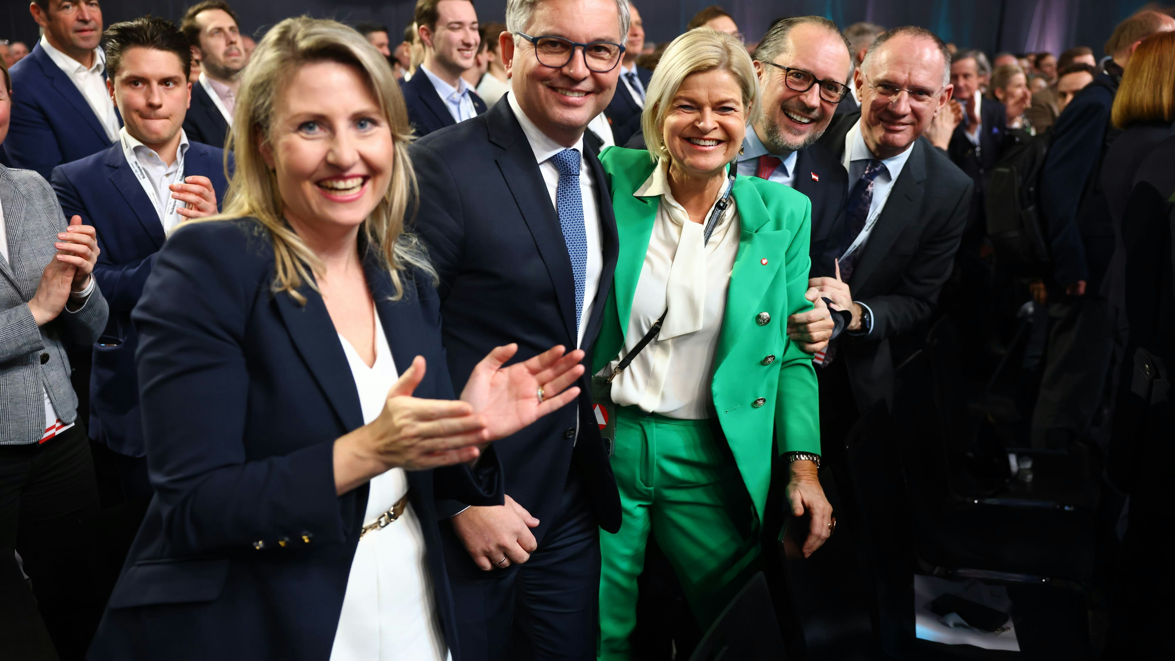 Beinahe die komplette Minister-Riege applaudierte Nehammer - einzig Karoline Edtstadler fehlte.