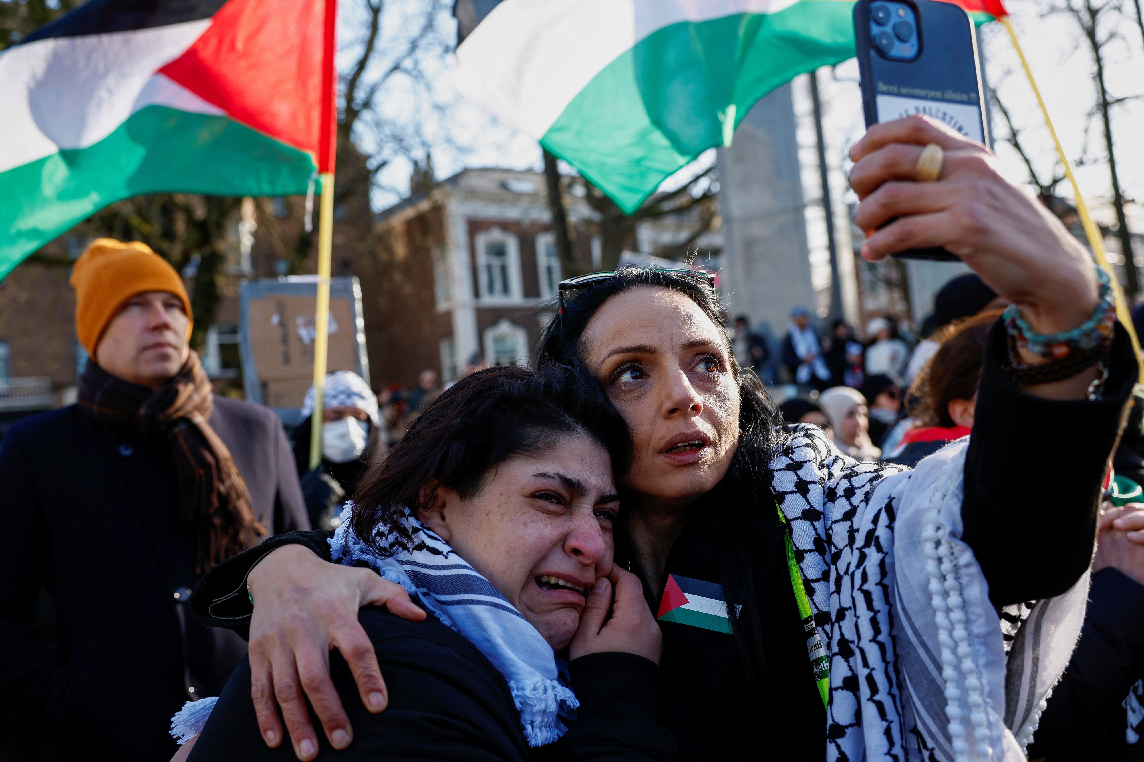 Vor dem internationalen Gerichtshof in Den Haag protestierten am Freitag zahlreiche Menschen. Diese Frauen nahmen an einer pro-palästinensischen Demonstration teil, während das Gericht den Eilantrag von Südafrika behandelte.