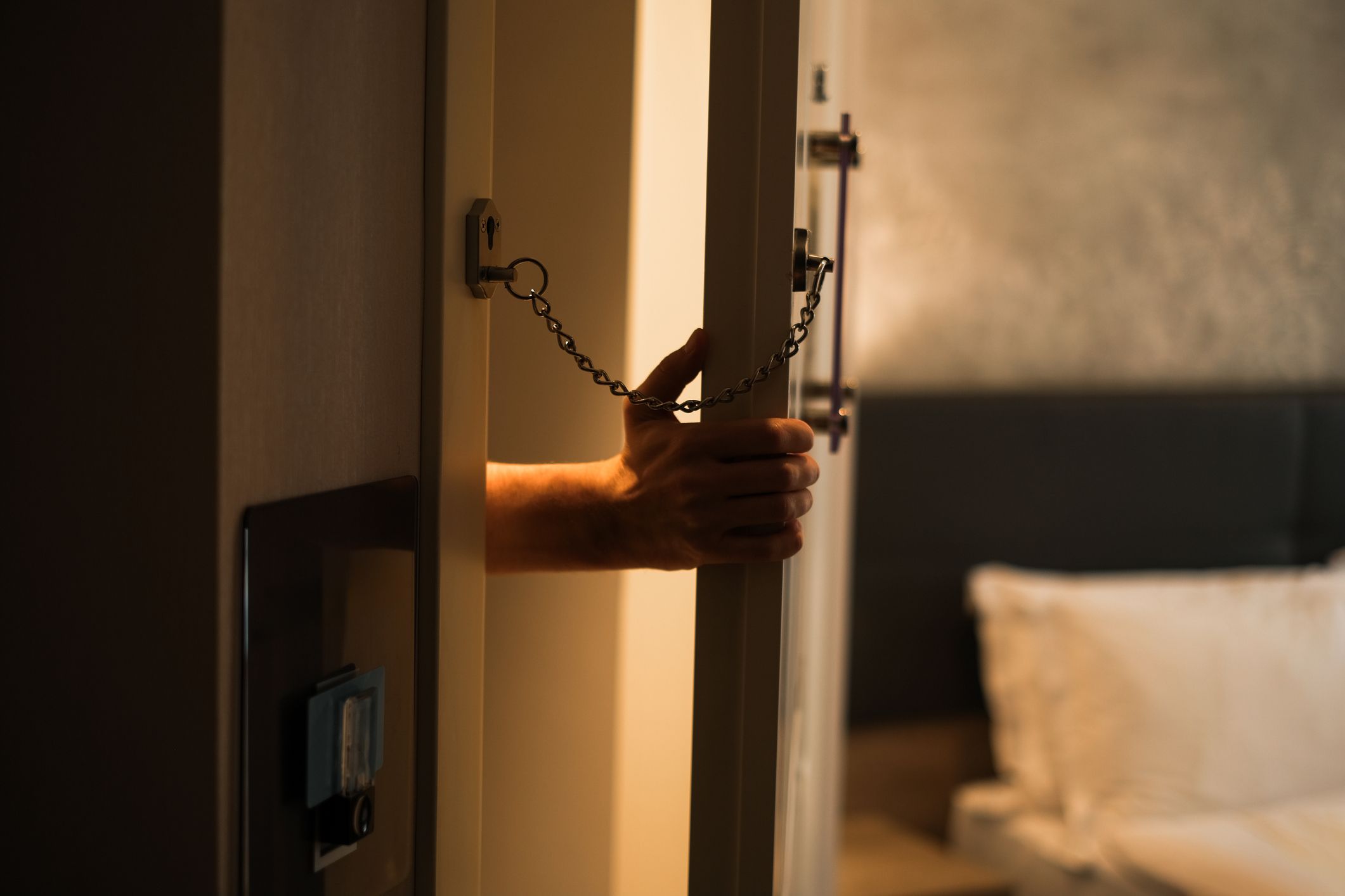 Die beiden Tatverdächtigen verschafften sich unerlaubt Zutritt zum Hotelzimmer. (Symbolbild)
