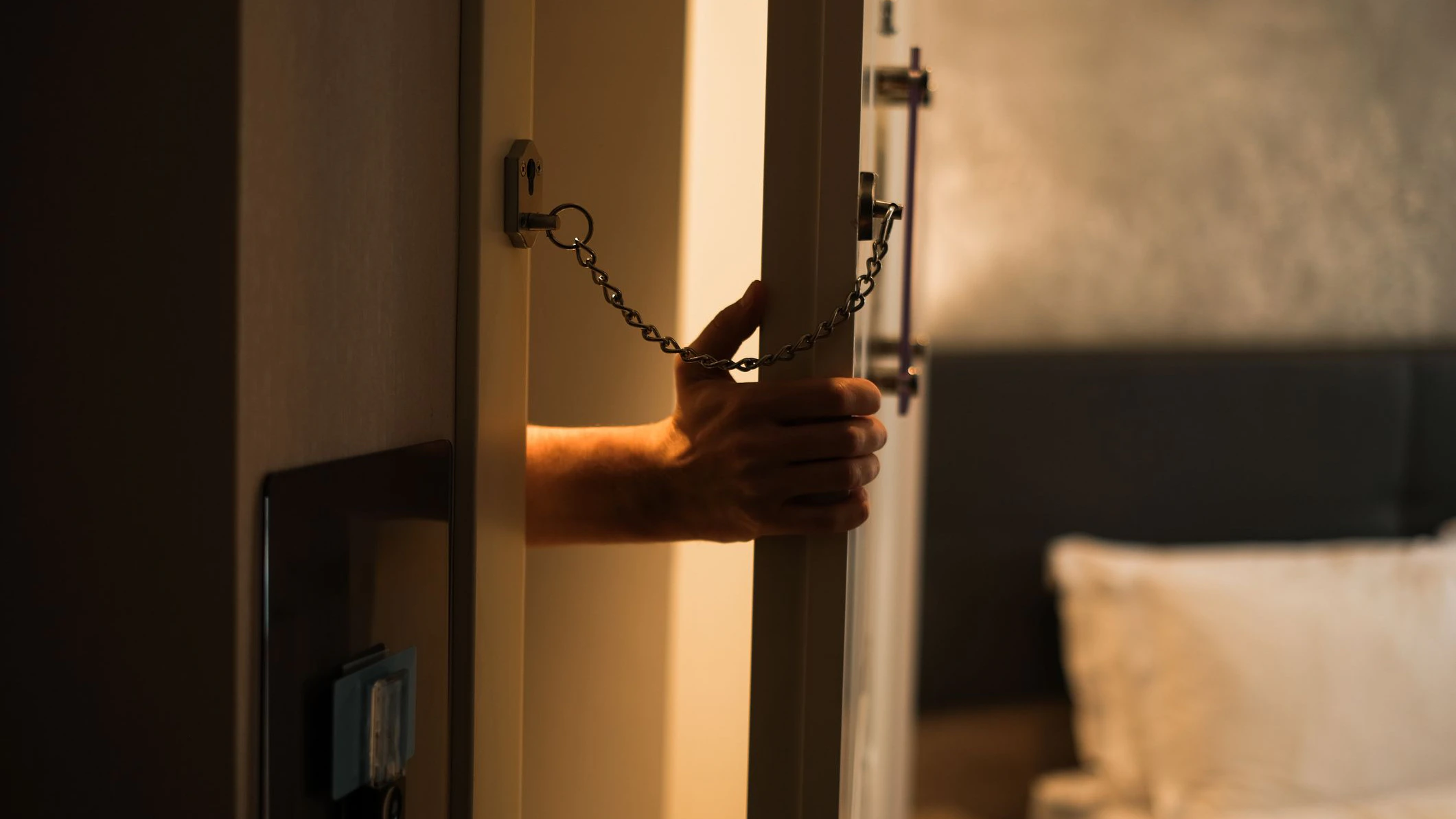 Die beiden Tatverdächtigen verschafften sich unerlaubt Zutritt zum Hotelzimmer. (Symbolbild)
