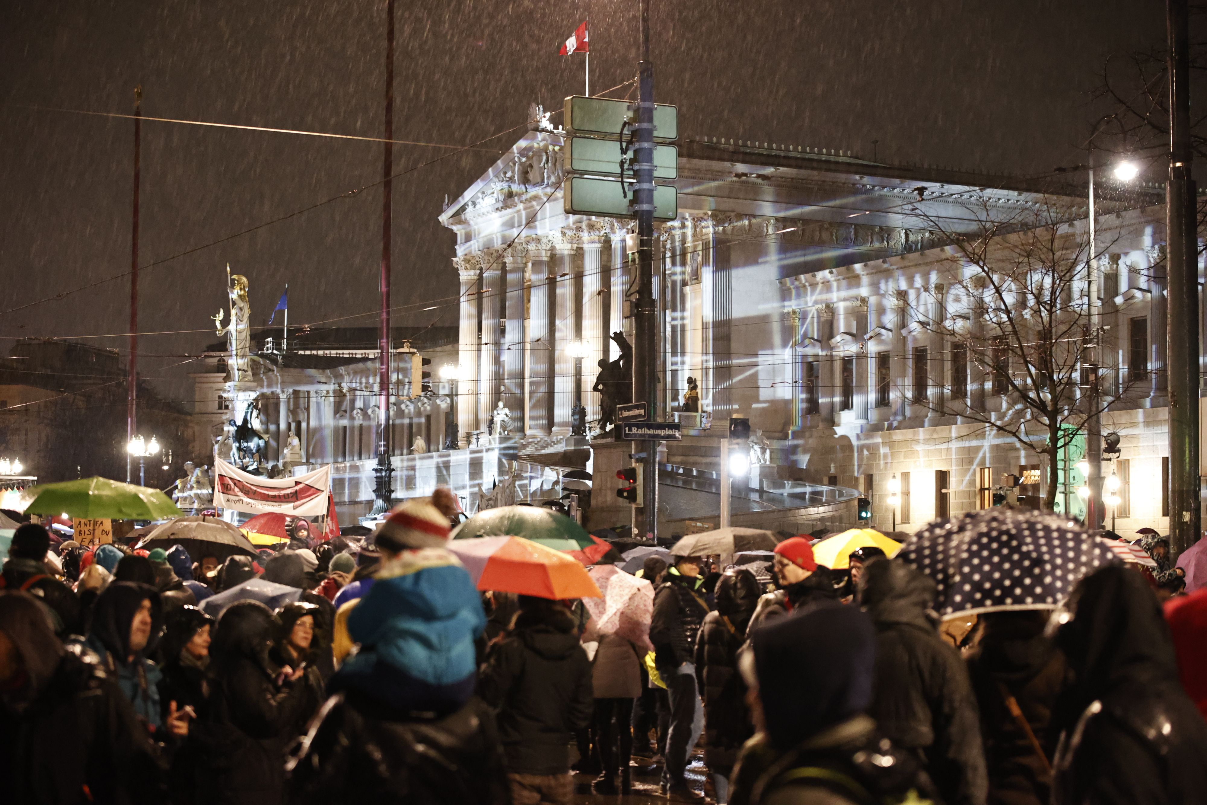 Am Freitagabend demonstrierten Zehntausende in Wien gegen rechts.