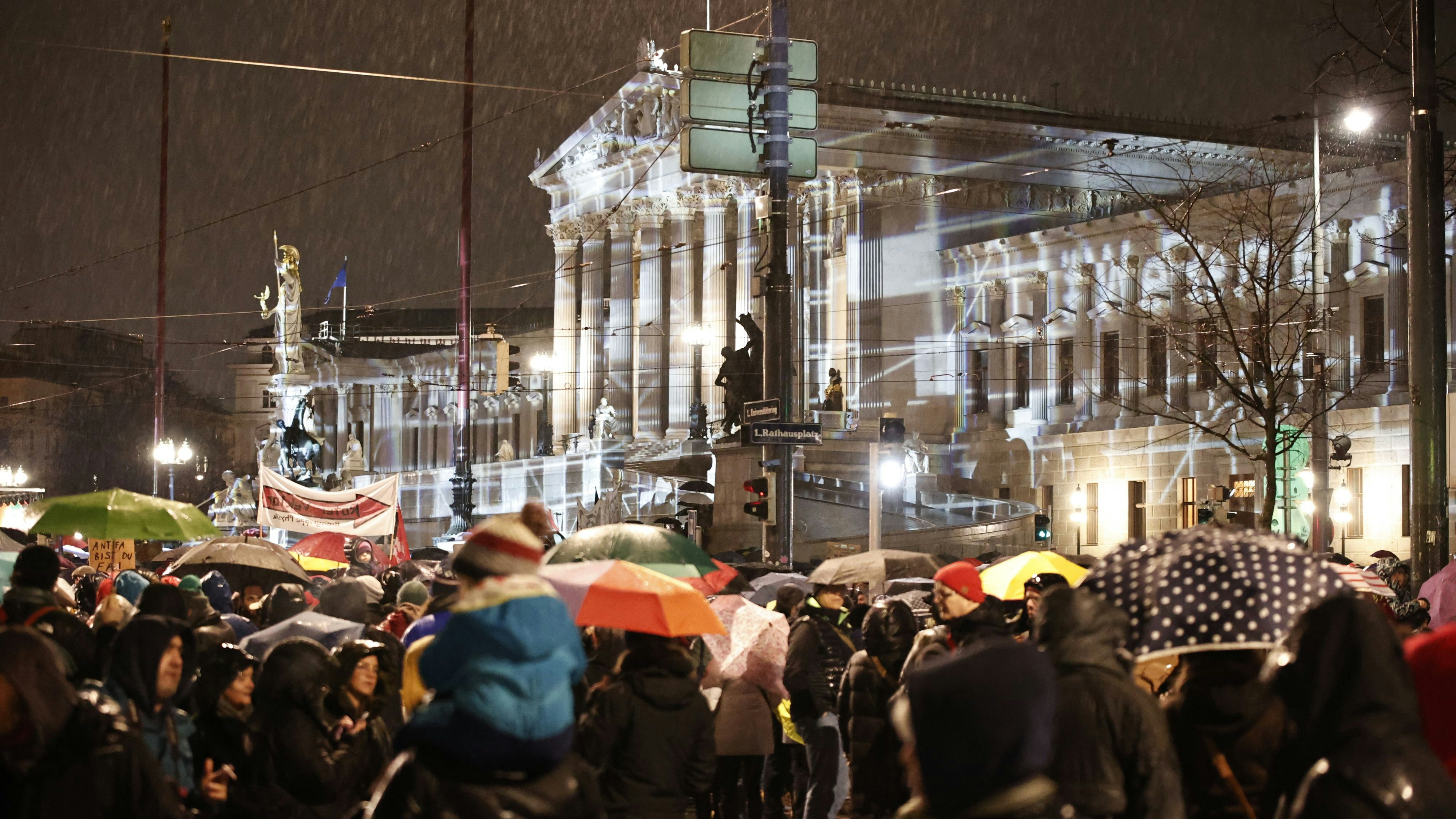 Download von www.picturedesk.com am 27.01.2024 (11:40).  ABD0359_20240126 - WIEN - ÖSTERREICH: Kundgebung SOS Mitmensch, "Fridays For Future", Plattform für eine menschliche Asylpolitik "Demokratie verteidigen - Aufstehen gegen die rechtsextreme Gefahr!" am Freitag, 26. Jänner 2024, vor dem Parlament in Wien. - FOTO: APA/TOBIAS STEINMAURER - 20240126_PD9036 - Rechteinfo: Rights Managed (RM)
