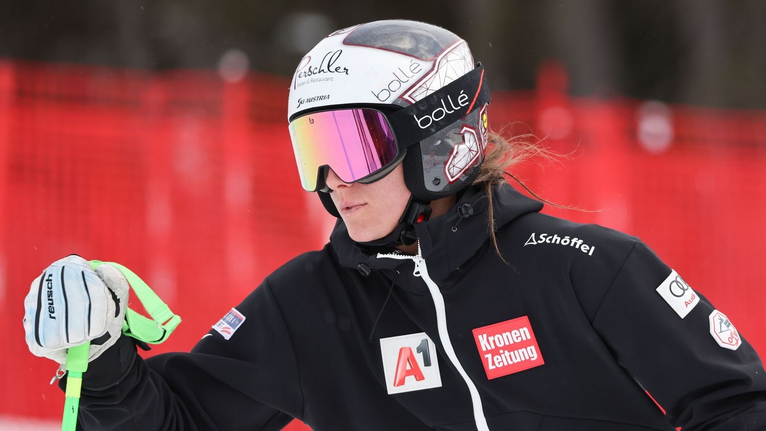 Ricarda Haaser wartete am Start, durfte nicht mehr fahren. 