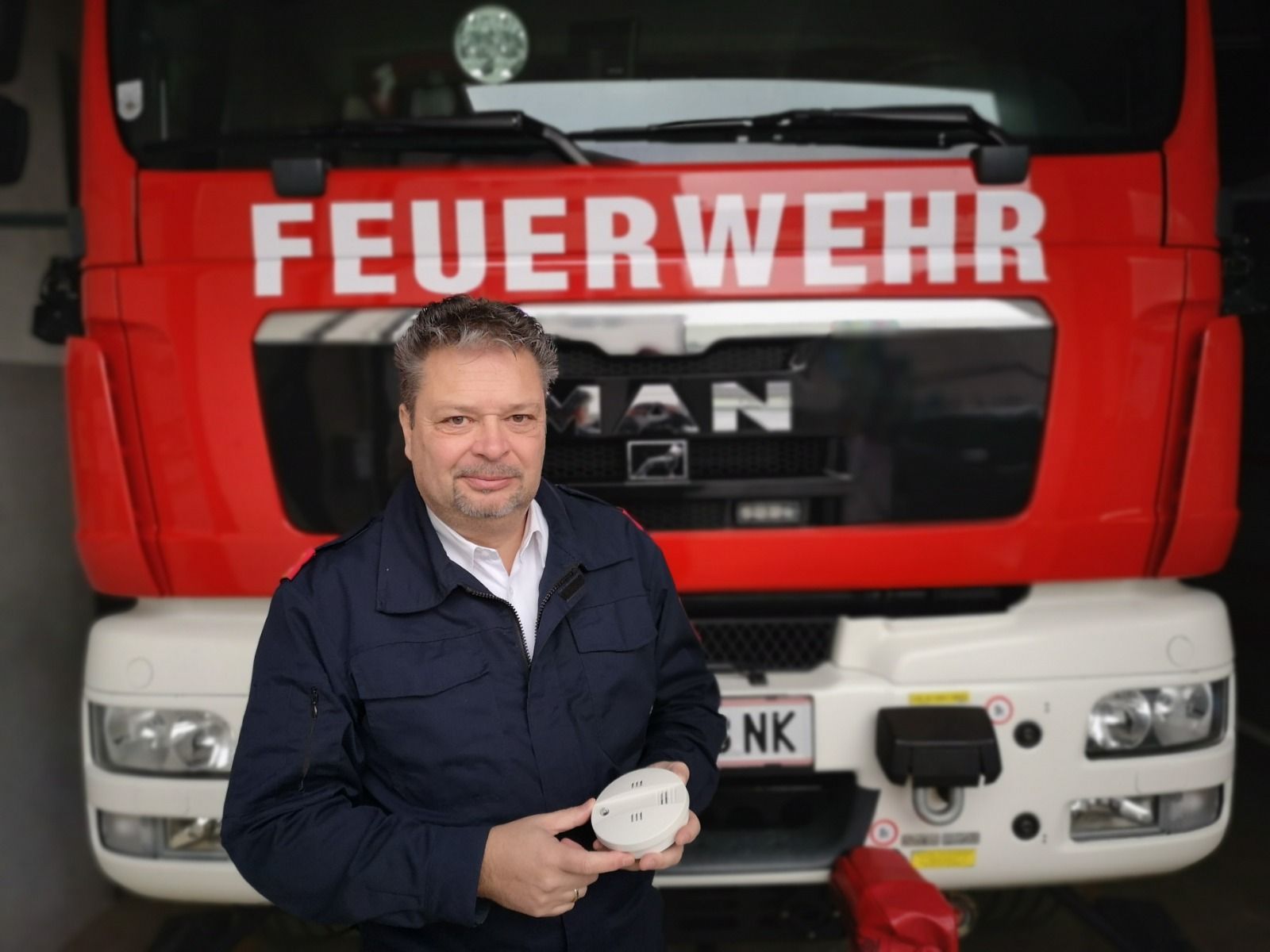 Thomas Rauch ist Kommandant der Feuerwehr Gloggnitz-Stadt und initiierte die Aktion. Die Raiffeisenbank Region Wiener Alpen sponserte die Geräte.