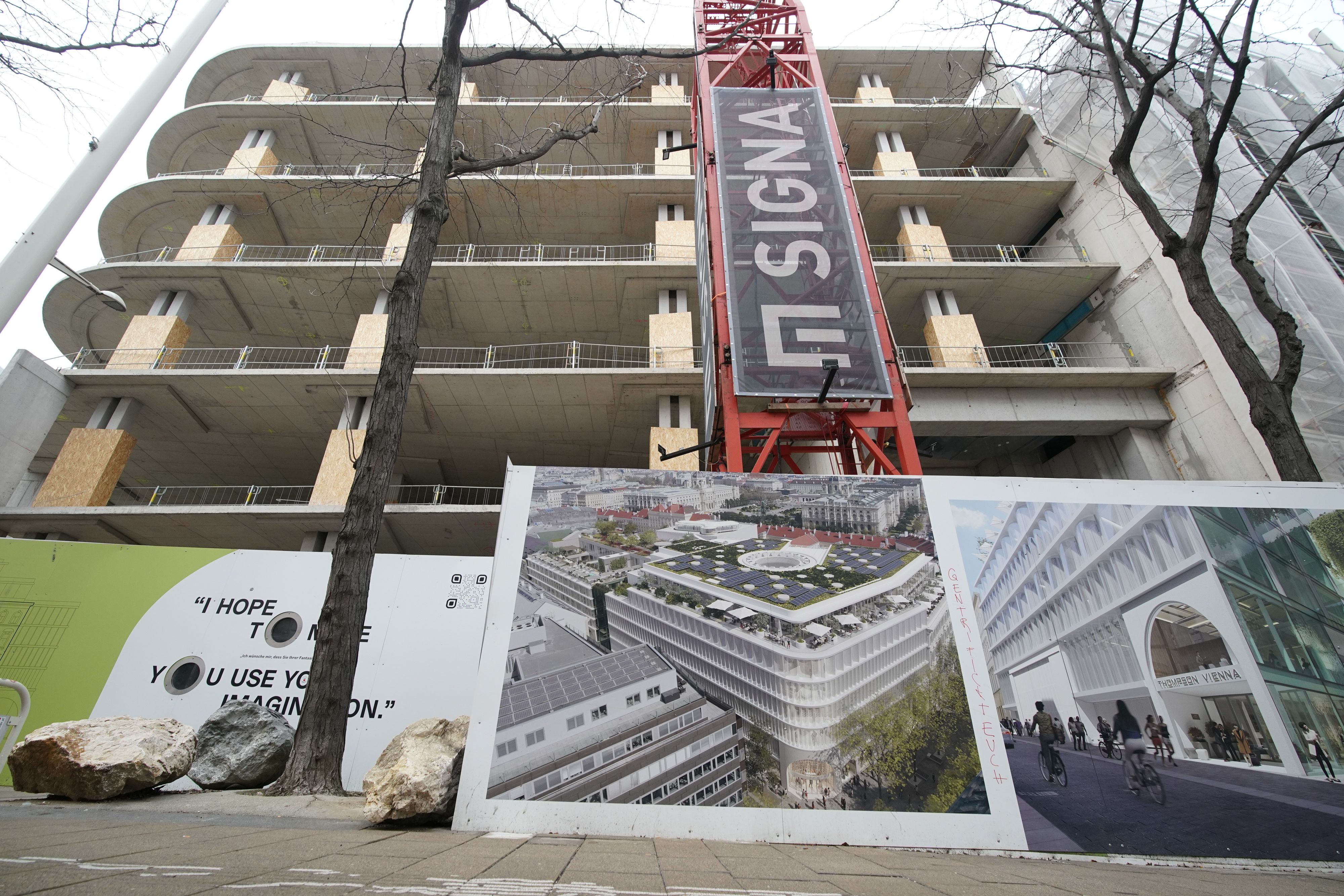 Auf der Baustellen-Umzäunung nach wie vor zu sehen: Wie das Lamarr einmal aussehen soll.