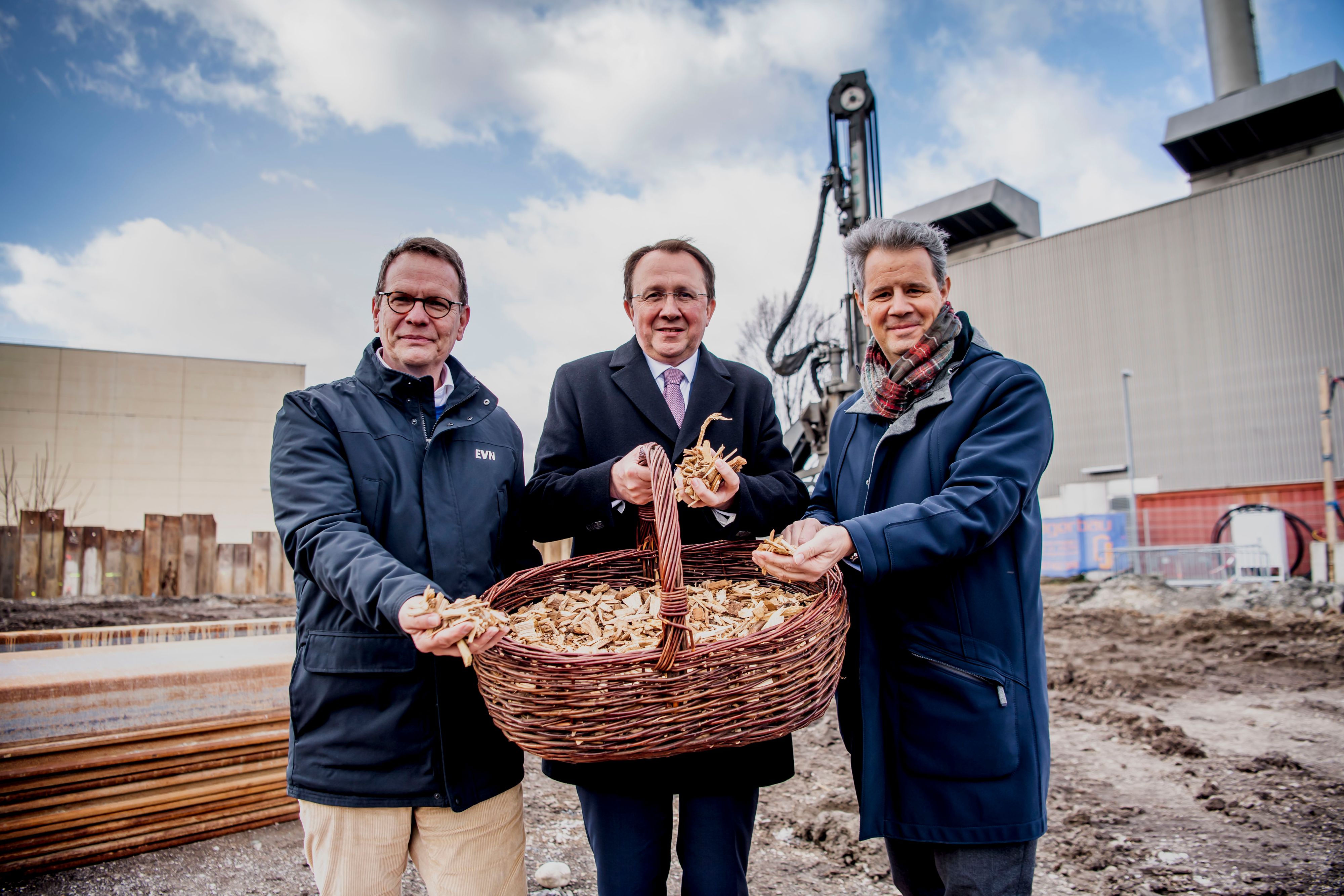 EVN Vorstandssprecher Stefan Szyszkowitz, Bürgermeister Matthias Stadler und Geschäftsführer der Salzergruppe Thomas Salzer.