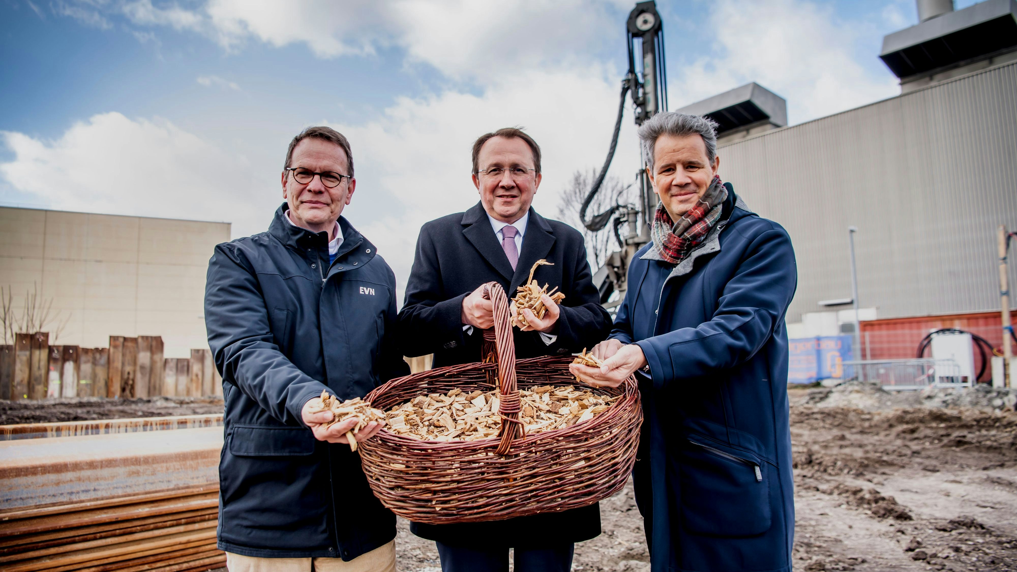 EVN Vorstandssprecher Stefan Szyszkowitz, Bürgermeister Matthias Stadler und Geschäftsführer der Salzergruppe Thomas Salzer.