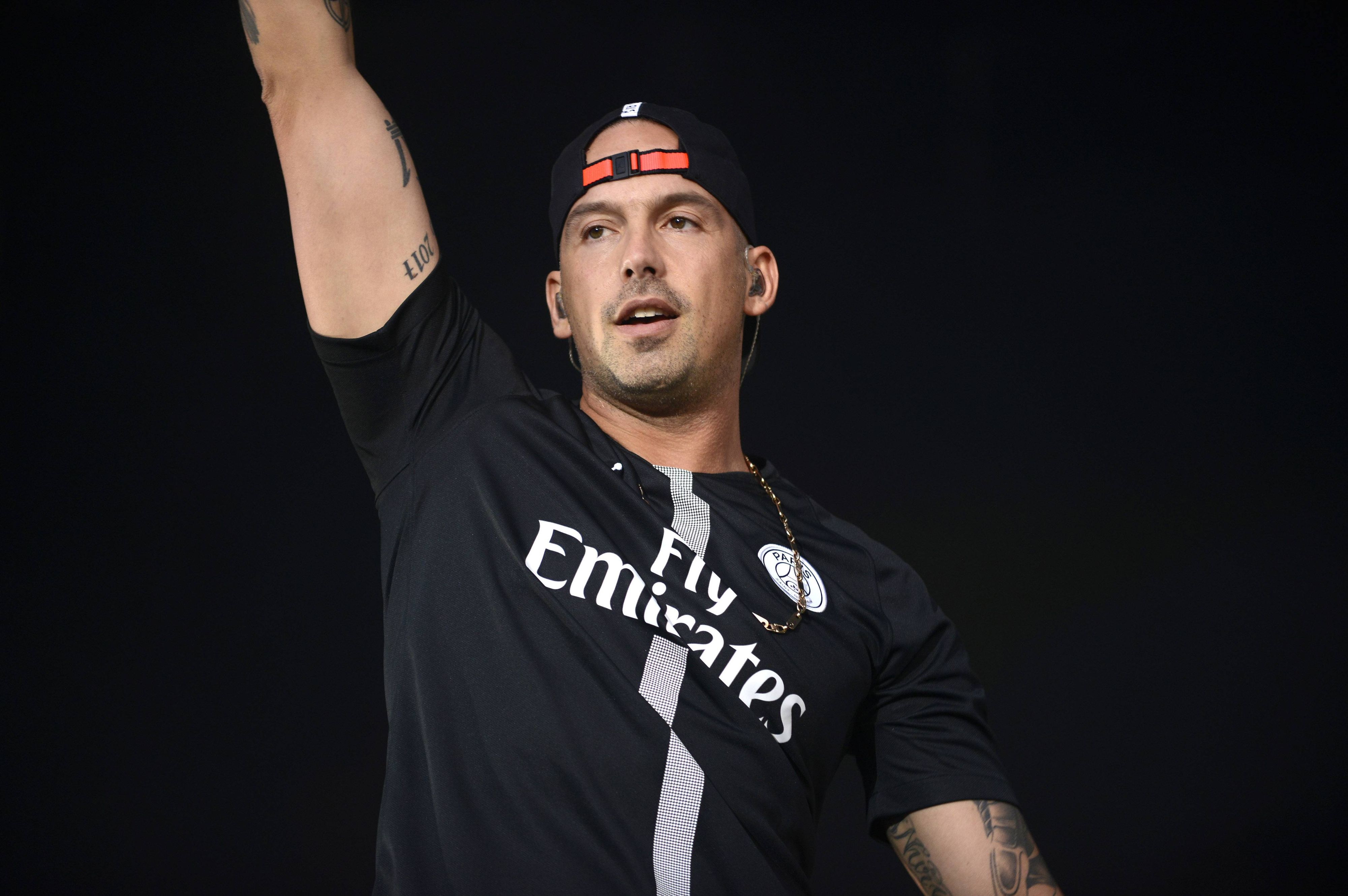 RAF Camora steht seinen Fans Rede und Antwort.