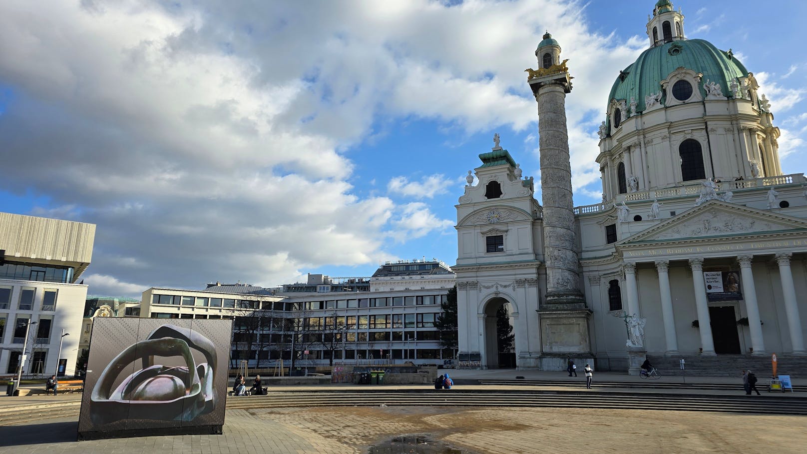 Tag, Standard. Hier kommt auch wieder KI zum Einsatz. Wenn wir nämlich das Kunstobjekt links im Bild ersetzen wollen, ...