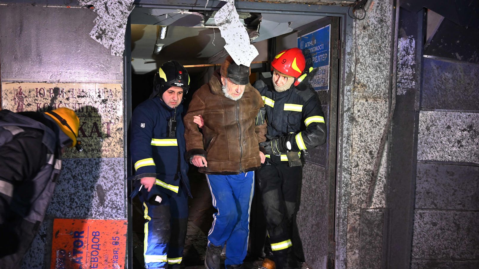 Ukrainische Einsatzkräfte retten am 23. Jänner einen Mann aus einem Haus in Charkiv, das von Russland bombardiert wurde.&nbsp;