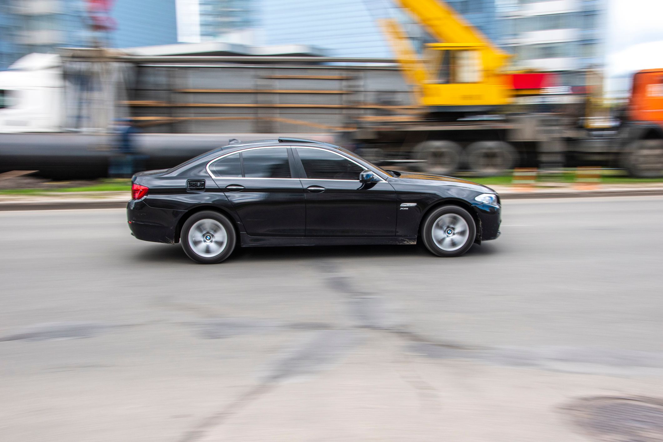 Ein 17-Jähriger raste im schwarzen 5er BMW mit überhöhter Geschwindigkeit durch Linz. (Symbolbild)