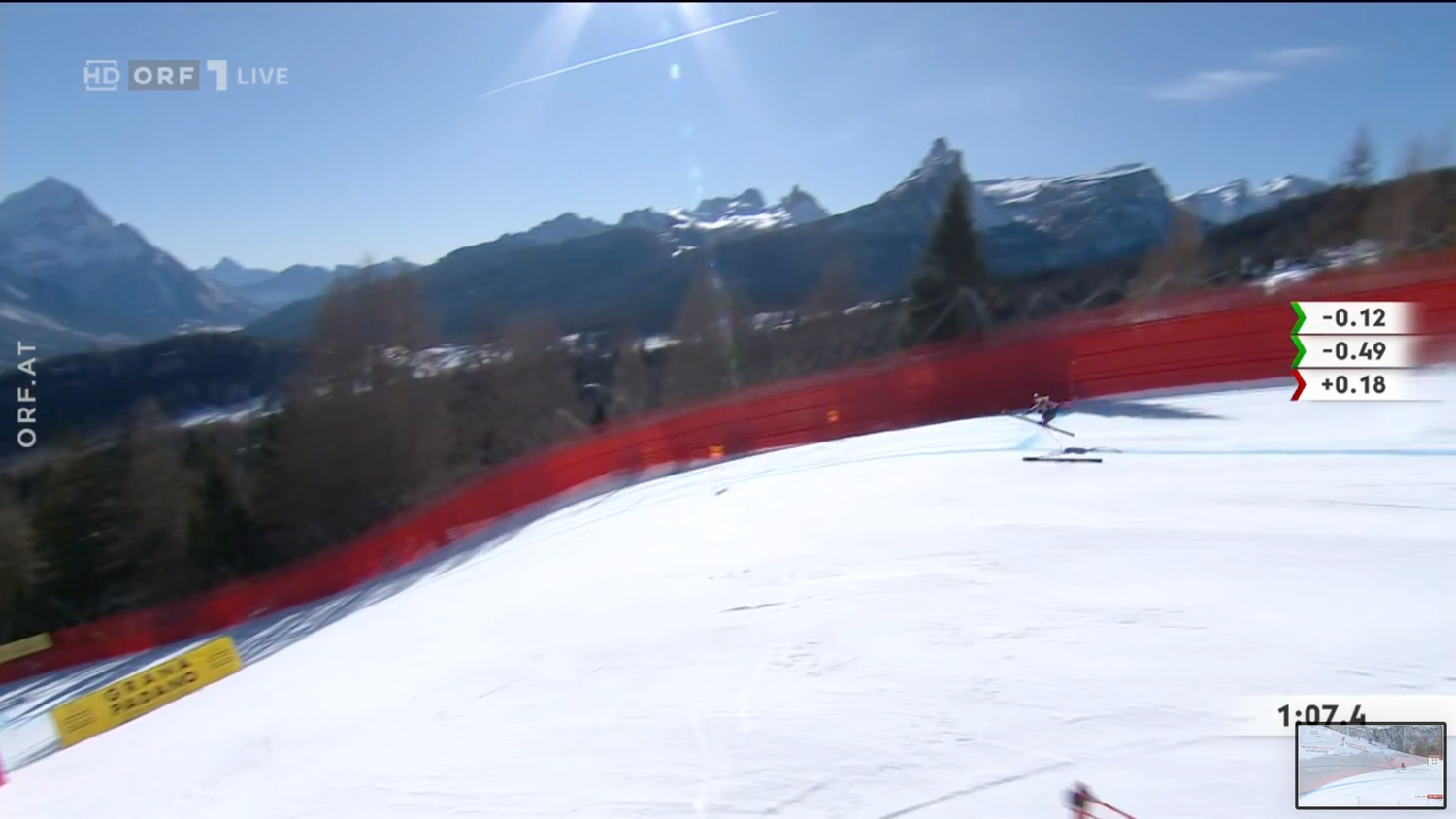 Die Kanadierin Valerie Grenier stürzt in Cortina schwer.