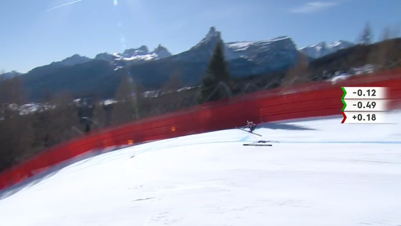 Die Kanadierin Valerie Grenier stürzt in Cortina schwer.