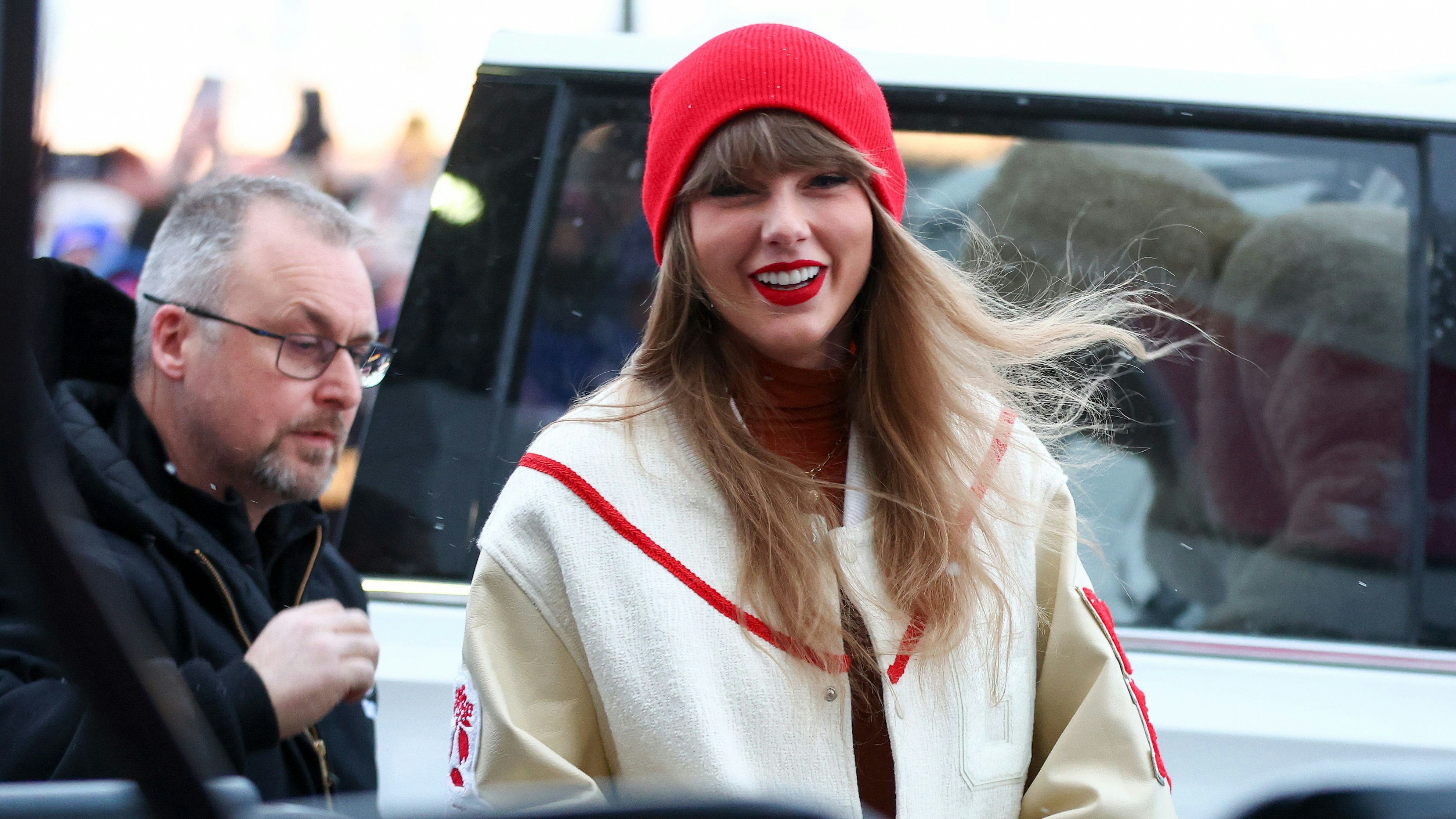 Taylor Swift trifft im Highmark Stadium ein, um das NFL AFC Division Playoff-Spiel zwischen den Buffalo Bills und den Kansas City Chiefs zu sehen