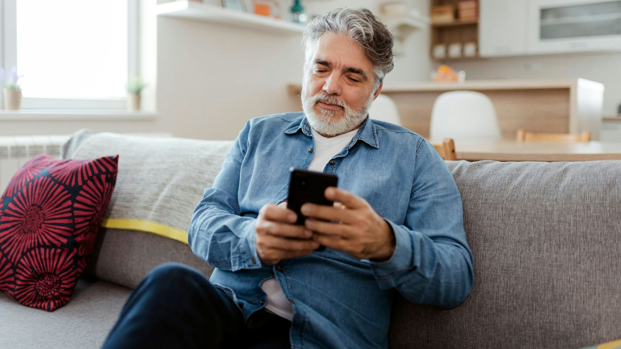 Älterer Mann mit Handy