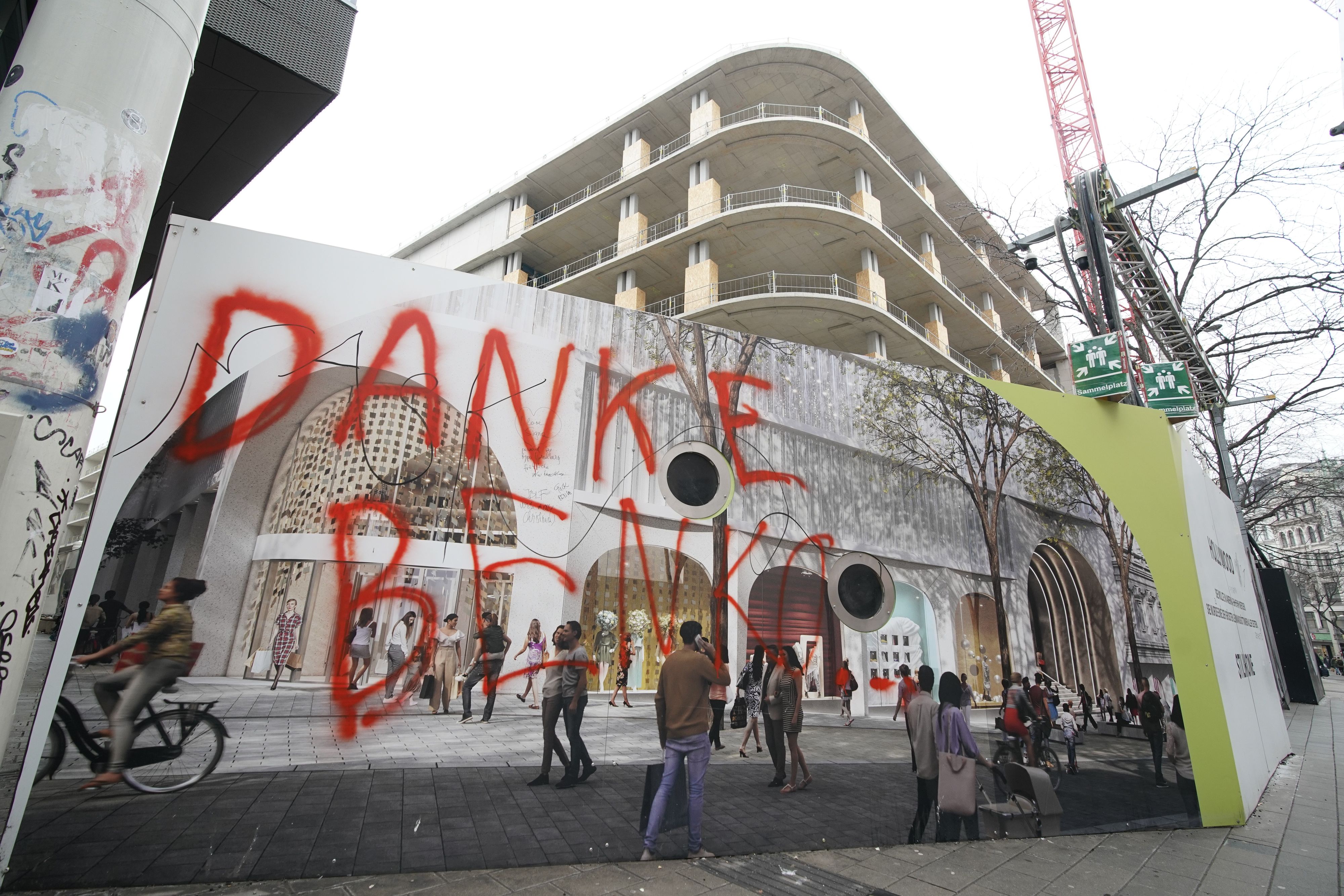 Schmierereien auf Baustellen-Plakaten am Wiener Lamarr zeugen vom Ärger über Pleitier René Benko.