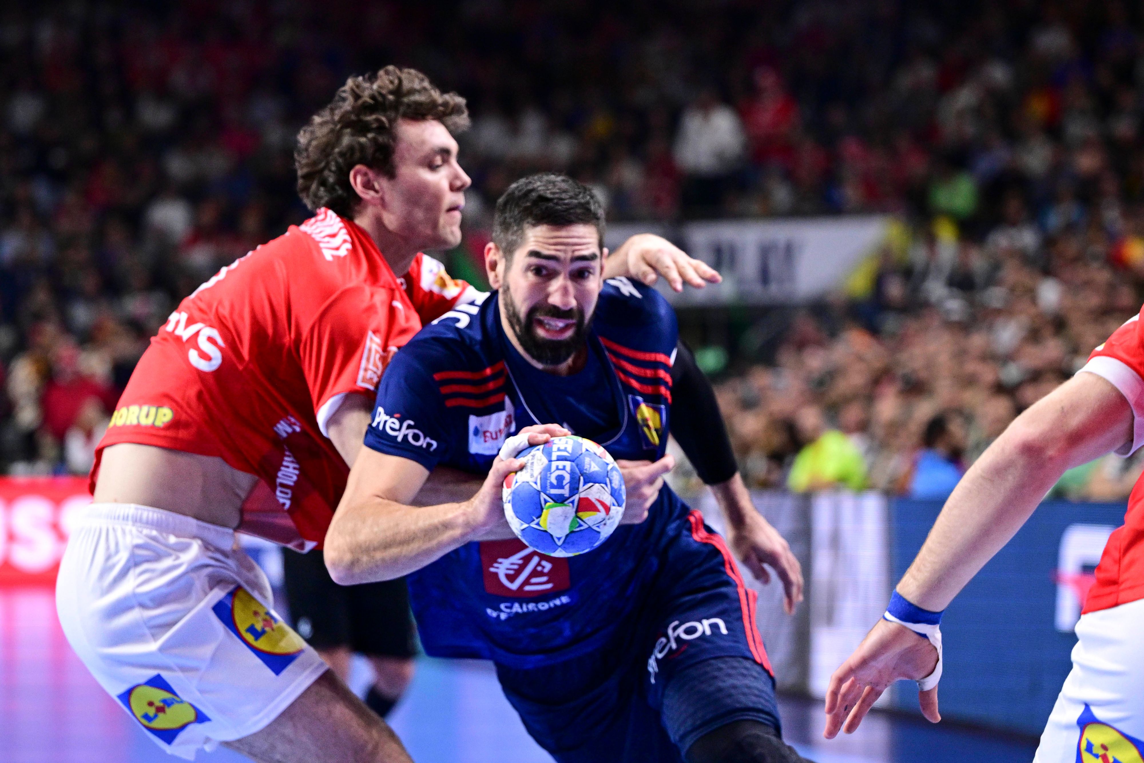 Nikola Karabatic (r.) tankt sich durch, führt Frankreich zum Titel.