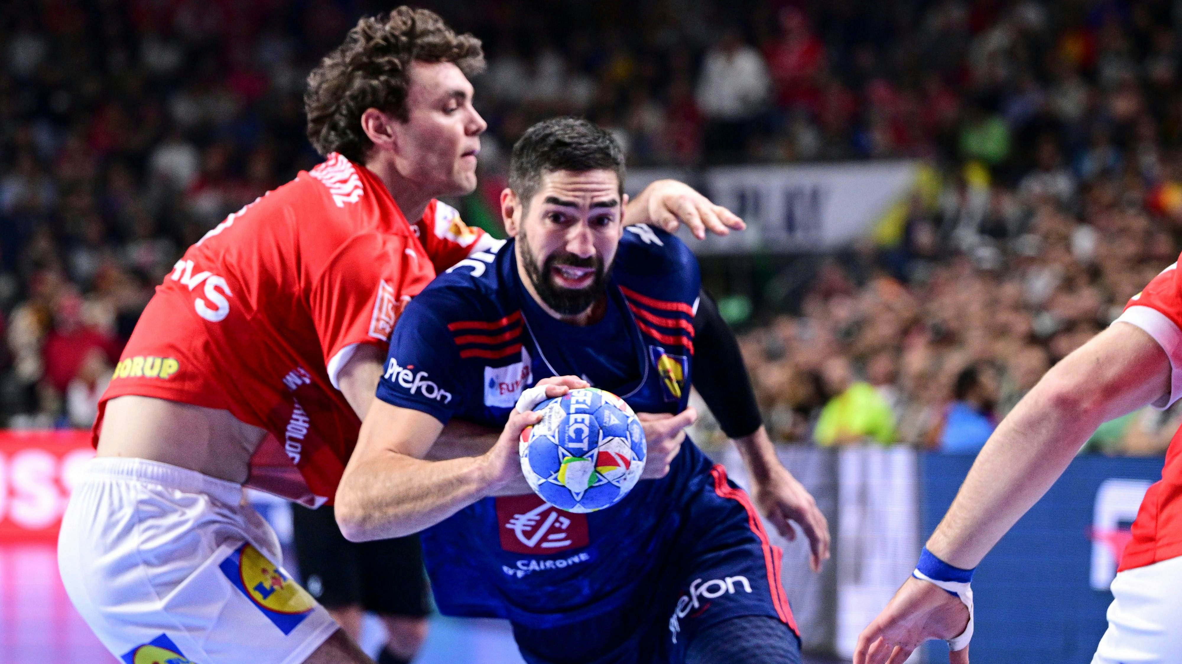 Nikola Karabatic (r.) tankt sich durch, führt Frankreich zum Titel.