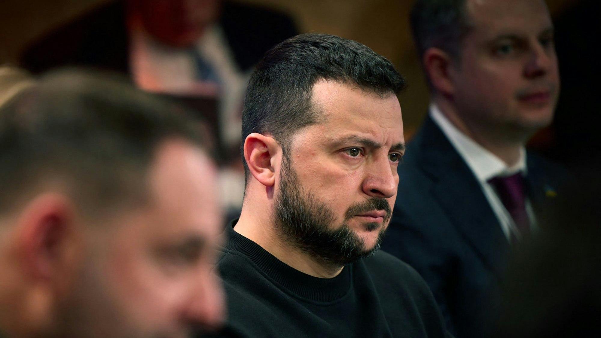 Download von www.picturedesk.com am 28.01.2024 (15:15).  *** SERVICEBILD *** This handout photograph taken and released by the Ukrainian Presidential Press Service on January 16, 2024, shows Ukraine's President Volodymyr Zelensky attending a meeting with representatives of the world's largest financial funds during World Economic Forum in Davos. (Photo by Handout / UKRAINIAN PRESIDENTIAL PRESS SERVICE / AFP) / RESTRICTED TO EDITORIAL USE - MANDATORY CREDIT "AFP PHOTO / Ukrainian Presidential Press Service" - NO MARKETING NO ADVERTISING CAMPAIGNS - DISTRIBUTED AS A SERVICE TO CLIENTS - 20240116_PD6592 - Rechteinfo: Servicebild (SB) Bei diesem Bild ist PictureDesk ausschließlich technischer Dienstleister und stellt eine technische Bearbeitungsgebühr in Rechnung. PictureDesk ist weder Urheber noch Rechteinhaber. Die Nutzung liegt in alleiniger Verantwortung des Kunden. Nur für redaktionelle Nutzung! Werbliche Nutzung erfordert Freigabe: bitte schicken Sie uns eine Anfrage.