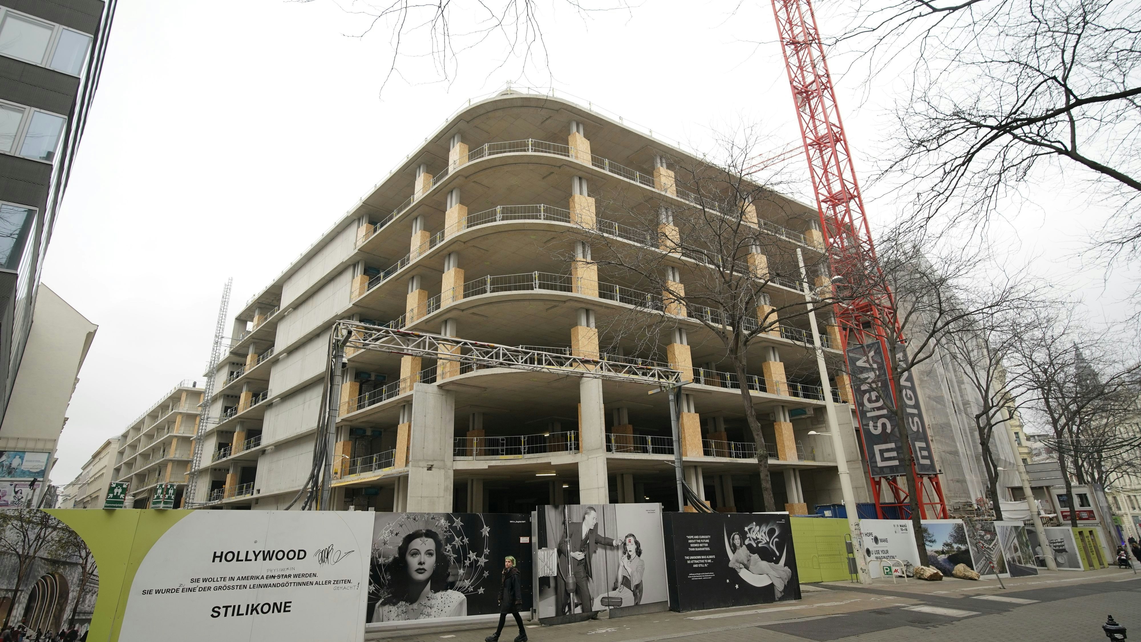 Der Rohbau von Benkos geplantem Kaufhaus "Lamarr" auf der MaHü ist fertig. Wie es weitergeht, ist offen.