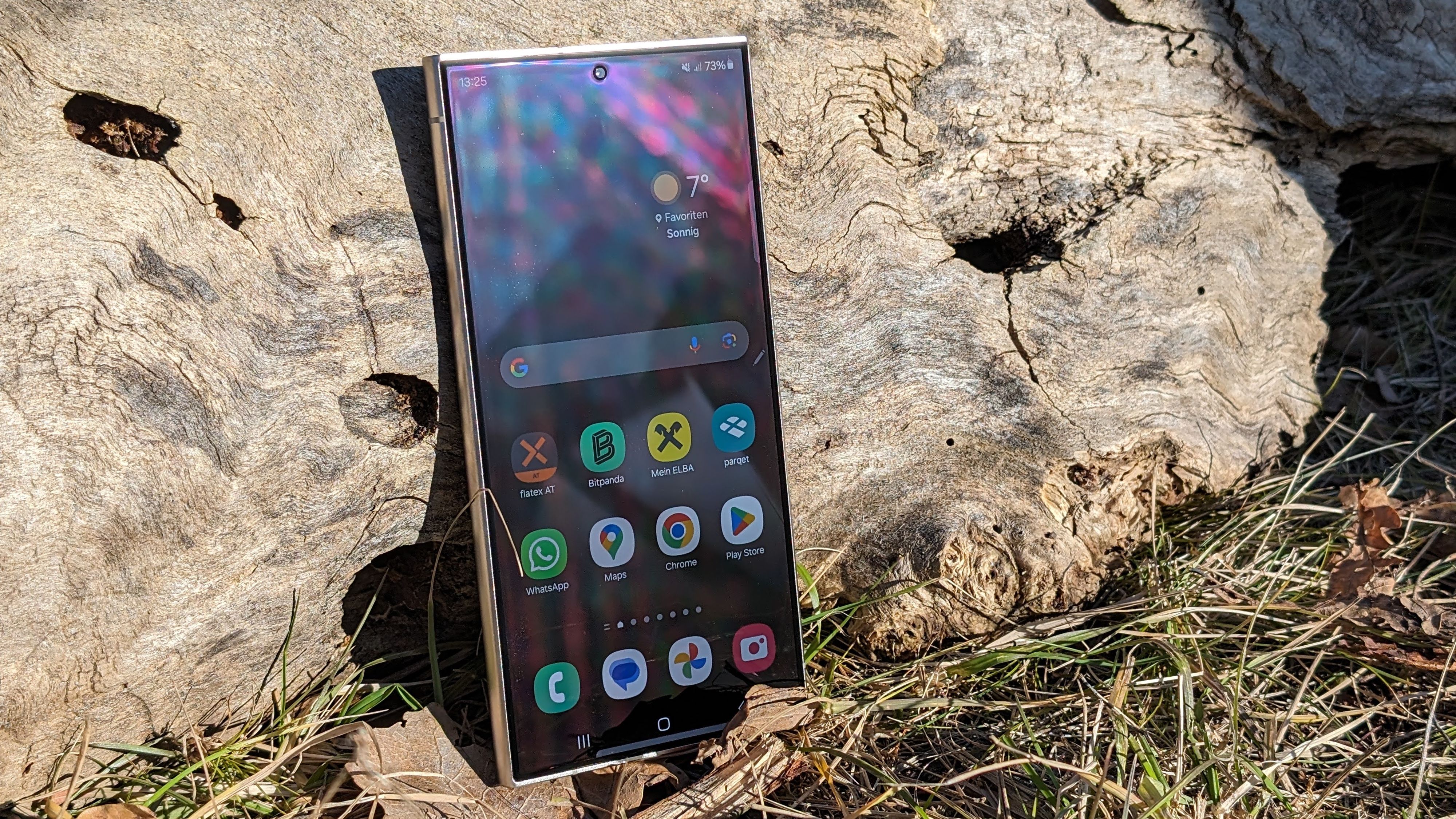 Das Samsung Galaxy S24 Ultra im Test: Das Display lässt sich problemlos auch im direkten Sonnenlicht ablesen.