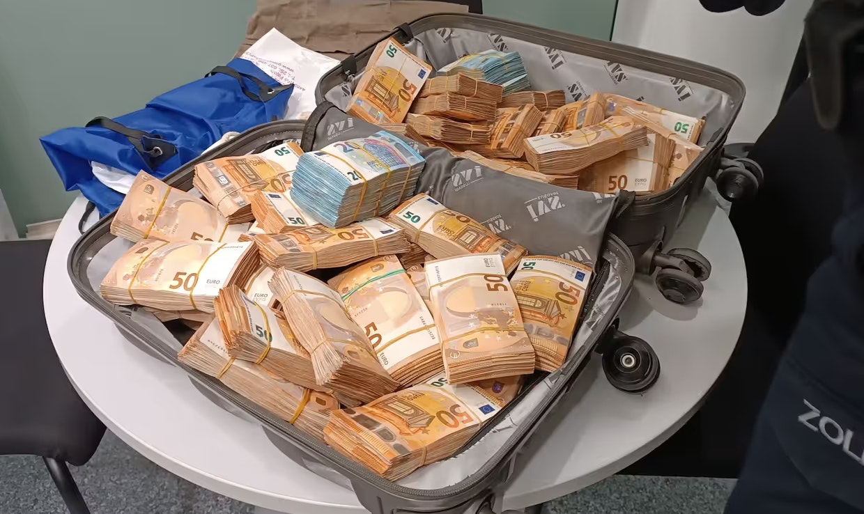 Der Handgepäckkoffer war vollgestopft mit Bargeld.