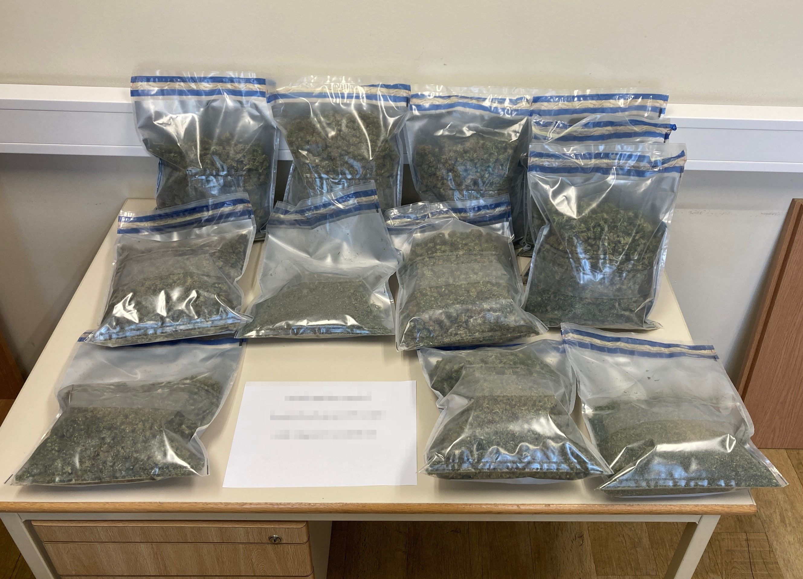 Die Polizei hat im Bezirk Melk ein Duo ausgeforscht und 3,1 Kilo Cannabiskraut sichergestellt.
