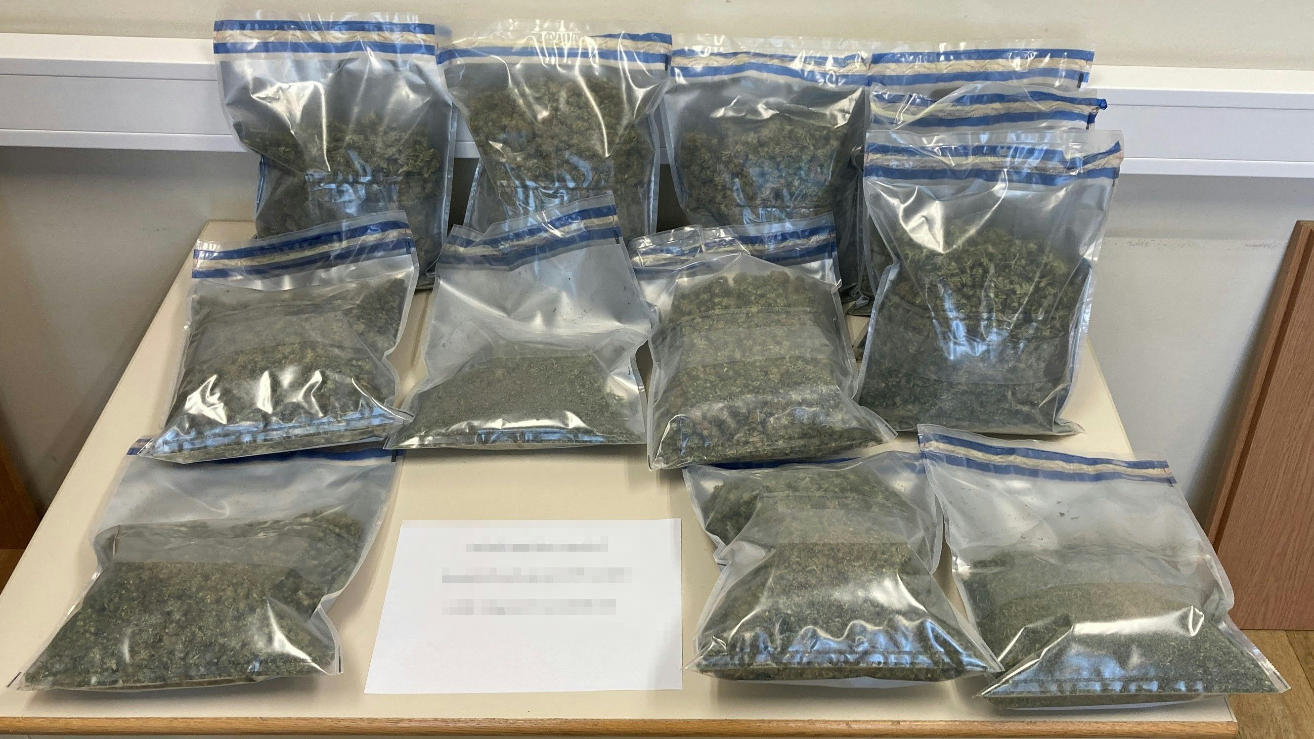 Die Polizei hat im Bezirk Melk ein Duo ausgeforscht und 3,1 Kilo Cannabiskraut sichergestellt.