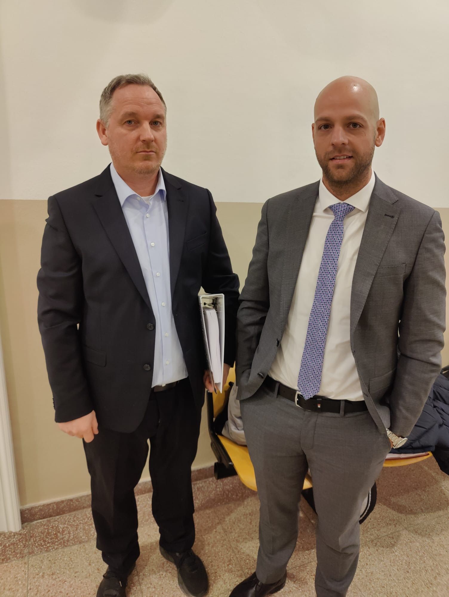 Rot Kreuz-Sanitäter Ingmar Höppner (re. am Bild mit seinem Anwalt) vor Gericht