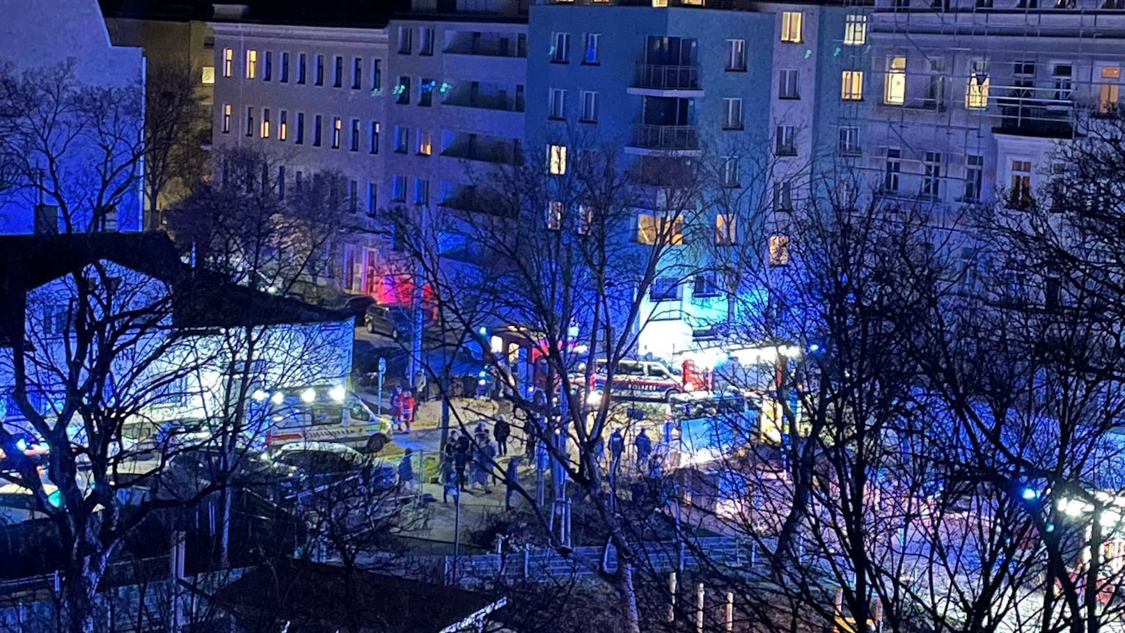 Spektakulärer Löscheinsatz beim Paltramplatz (Wien-Favoriten)