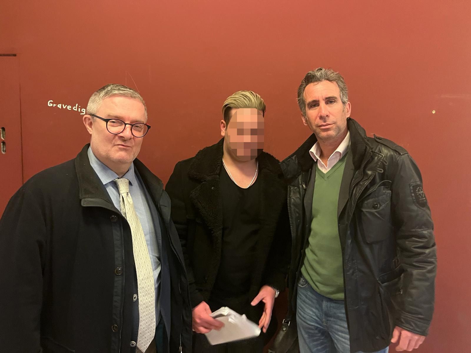 Die rennomierten Strafverteidiger Roland Friis und Philipp Winkler (r.) vertraten das Opfer (mitte)