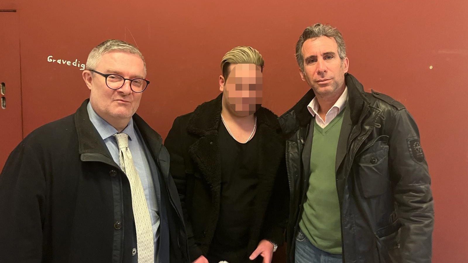 Roland Friis und Philipp Winkler (r.) vertraten das Opfer (mitte)