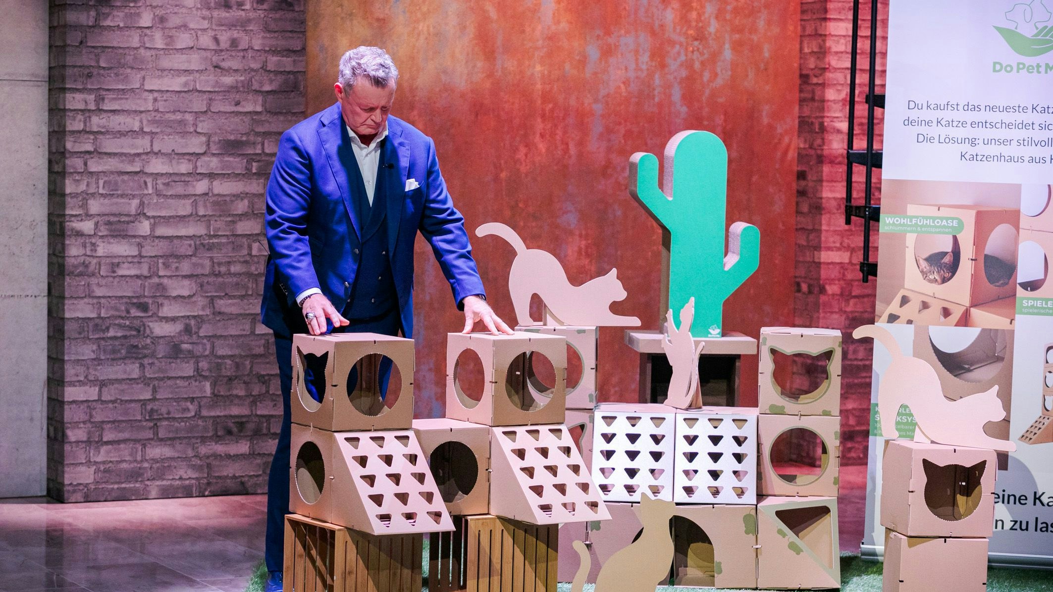 Investor Christian Jäger überprüft die Stabilität der Katzenhäuser persönlich. 