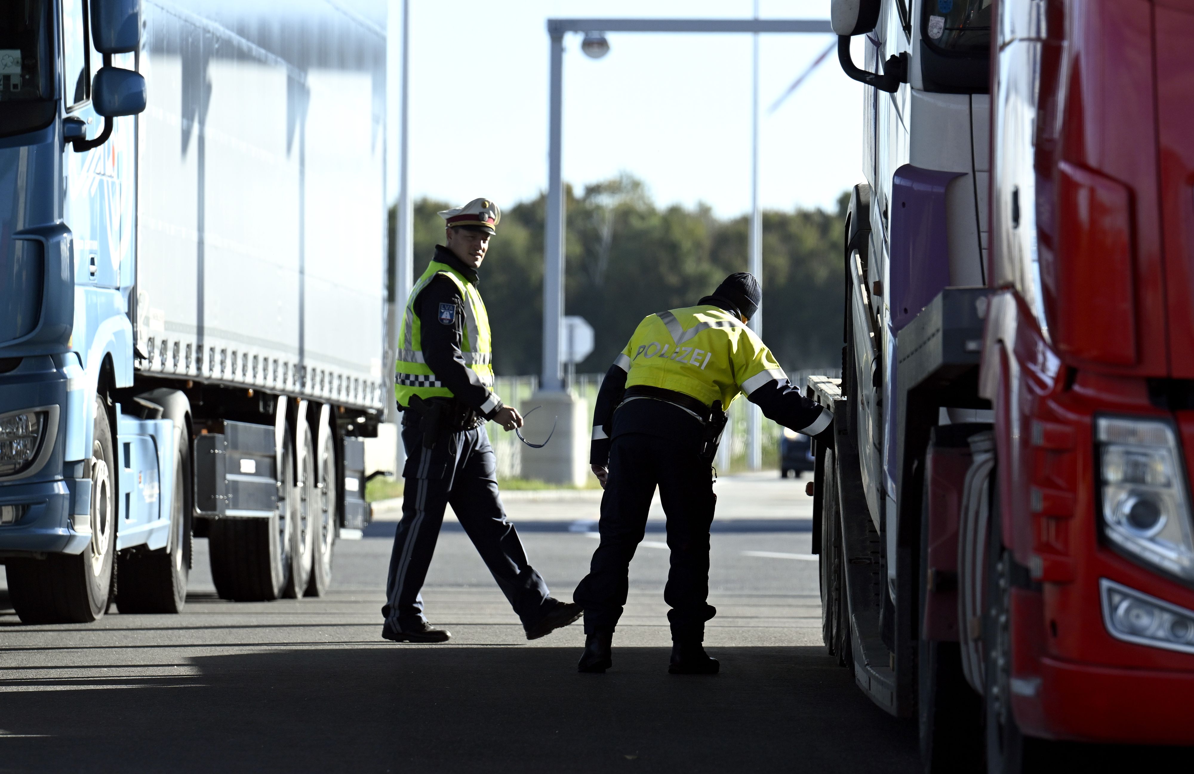 Weil er verdächtige Geräusche gehört hatte, verständigte ein serbischer Lkw-Lenker in Wolfurt die Polizei. Archivbild einer Lkw-Kontrolle. 